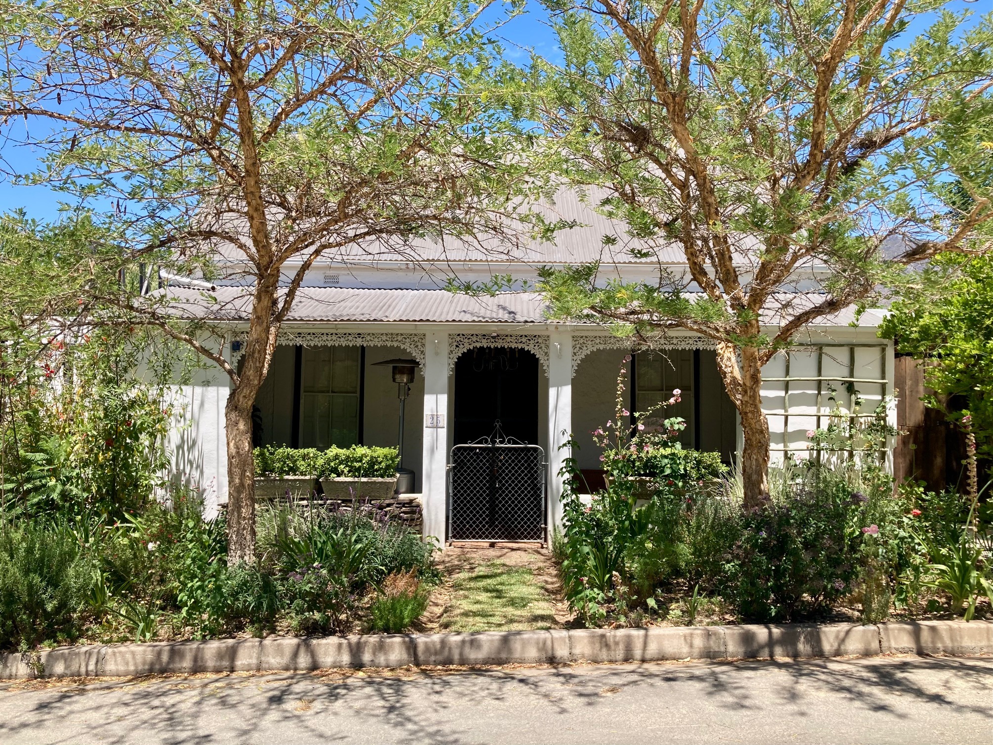 A typical Barrydale home with broekielace. (Photo: Biénne Huisman)