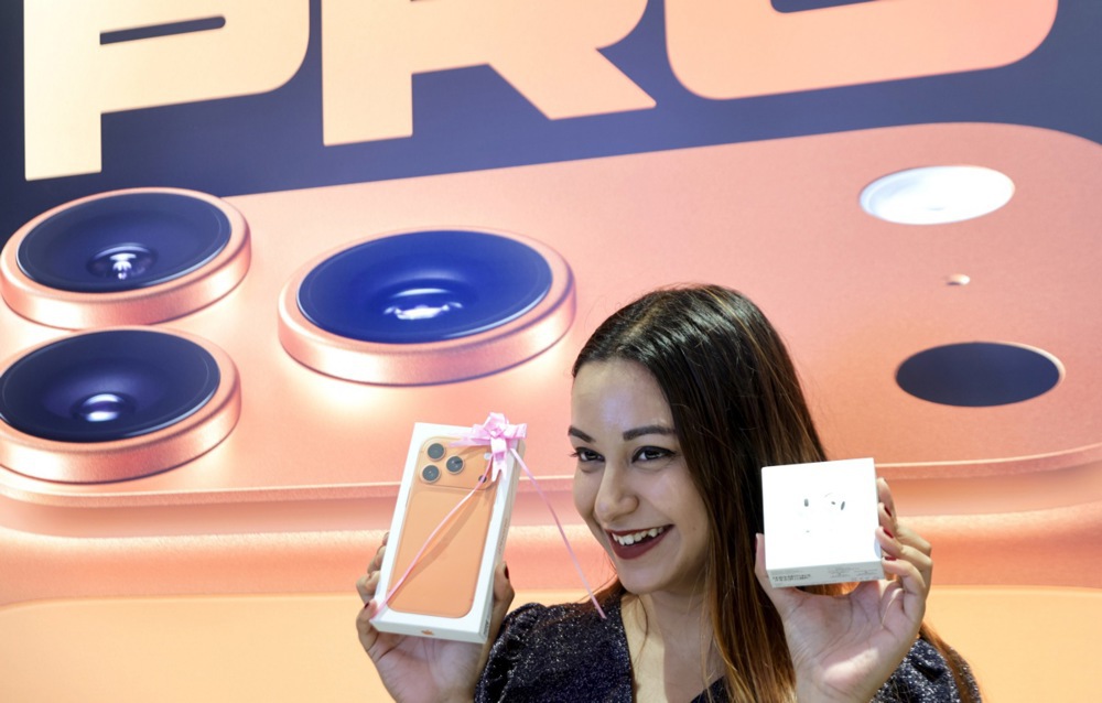 Apple to resist India order to preload state-run app as political outcry builds