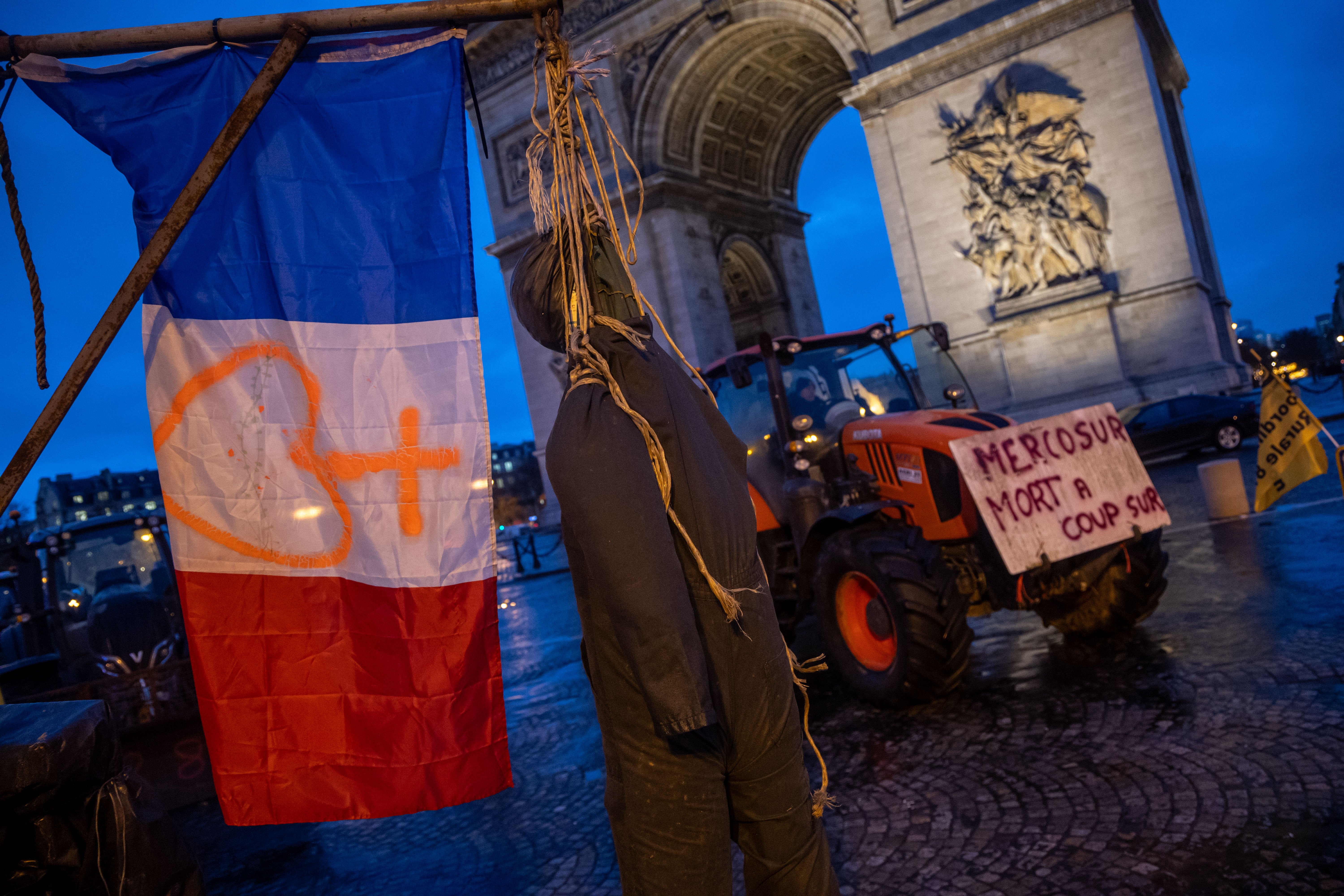 French farmers block the roundabout at the Champs Elysees with tractors during a demonstration as part of a nationwide day of protests and actions called by several farmers' unions to push the French government to block the Mercosur trade deal, in Paris, France, 08 January 2026.  EPA/CHRISTOPHE PETIT TESSON