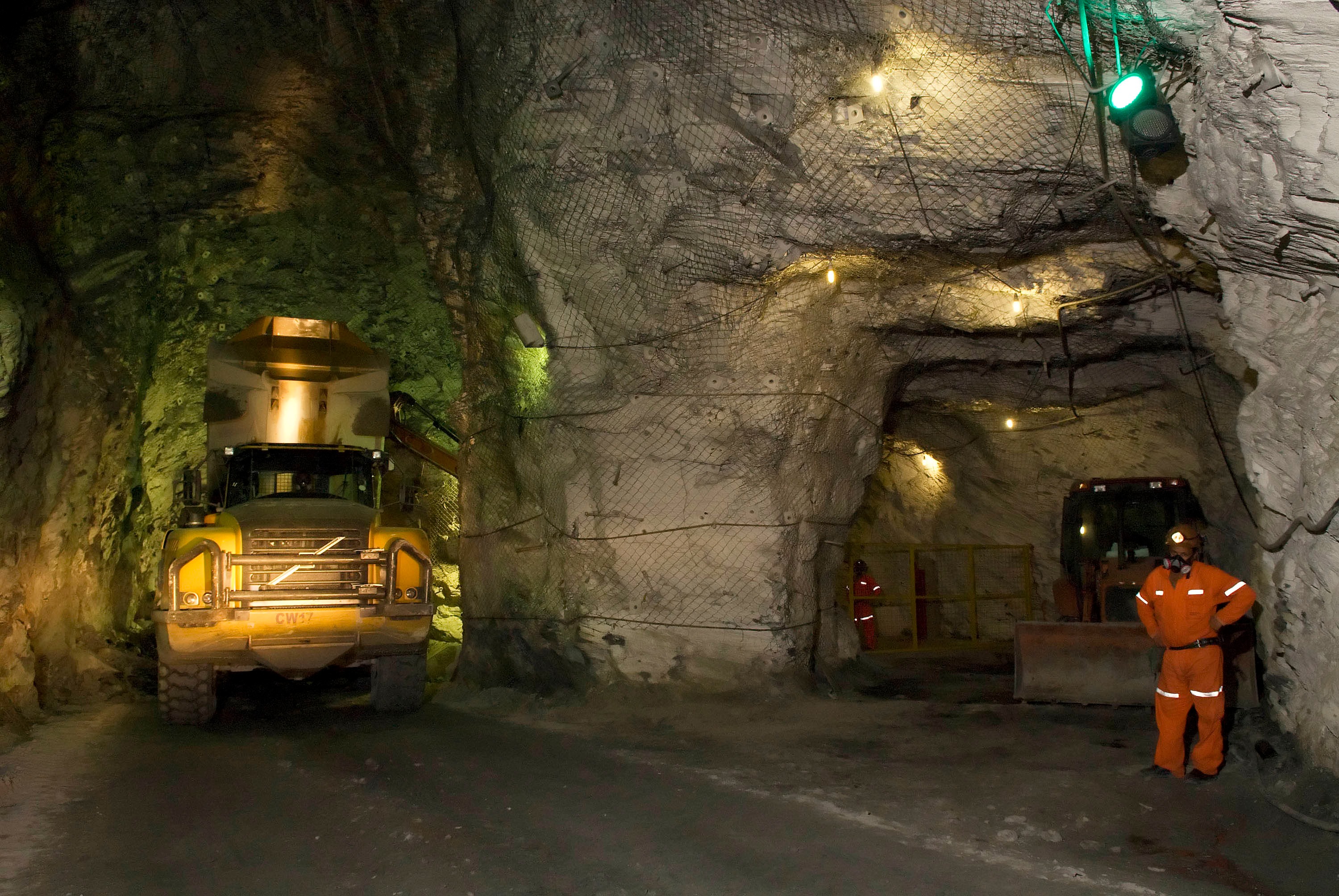 Workers truck gold-bearing ore at AngloGold Ashanti's Cuiaba gold mine in Sabara, Minas Gerais, Brazil, on 15 Aug 2007. (Photo: Pedro Lobo / Bloomberg via Getty Images)