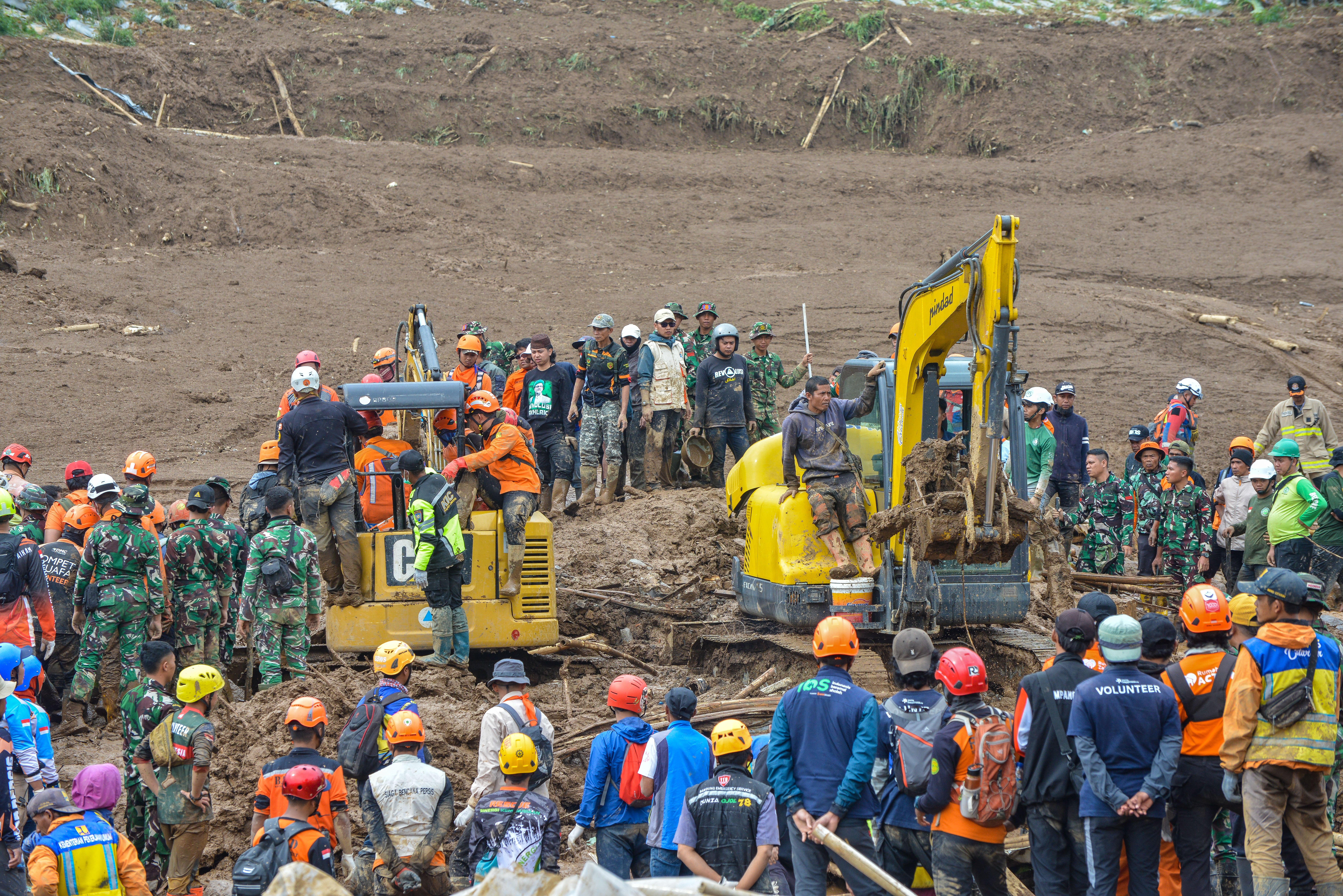  Rescuers search for victims in a landslide affected area in Pasirlangu village, West Bandung, West Java Province, Indonesia, 25 January 2026. According to Basarnas (Indonesian National Search and Rescue Agency), at least 25 body bags containing bodies and remains of the victims were recovered from the landslide affected area while around 80 have been reported missing after the landslide hit the village in West Java.  EPA/KHAIRIZAL MARIS