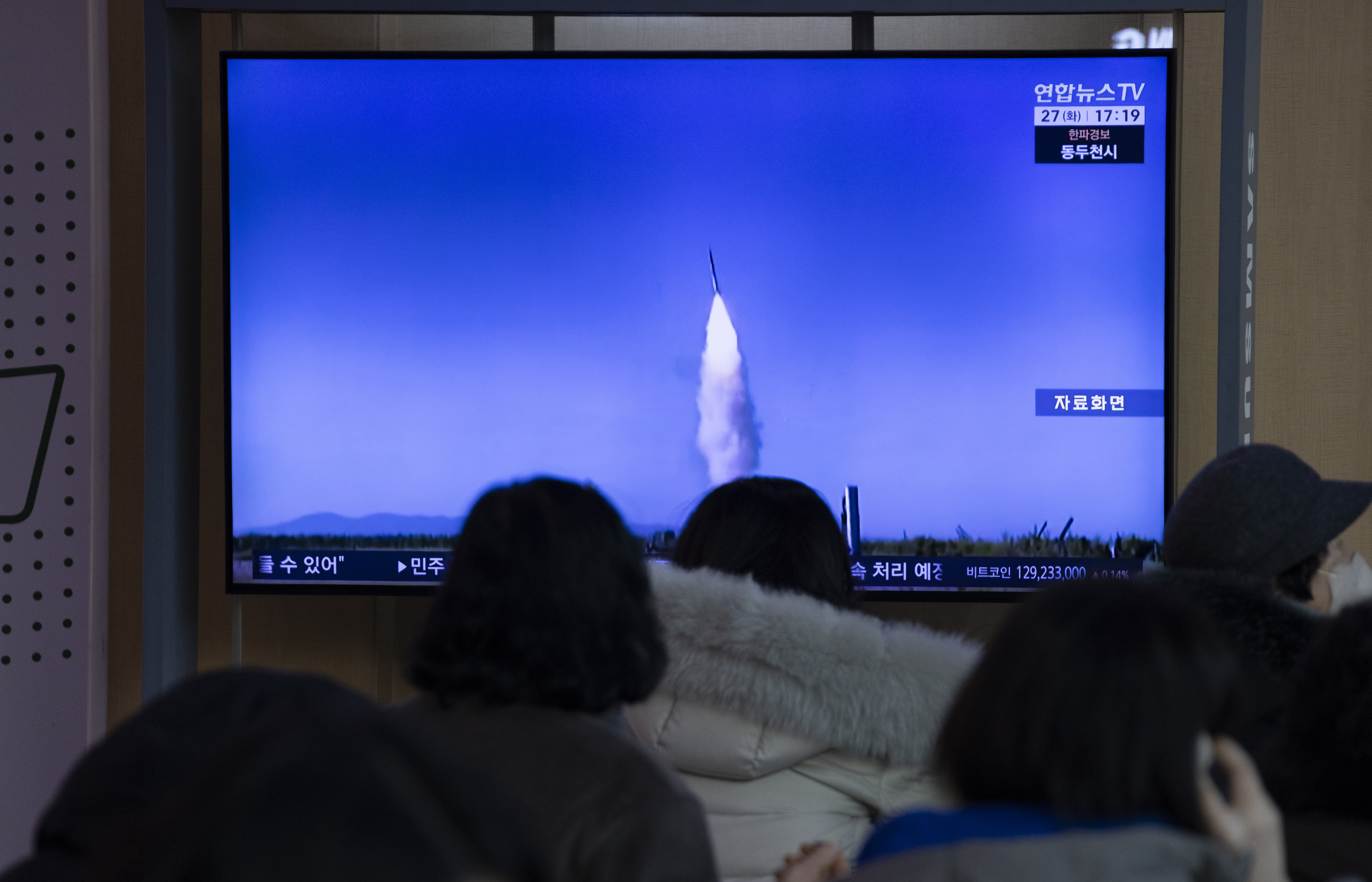 People watch the news at a station in Seoul, South Korea, 27 January 2026. South Korea's Joint Chiefs of Staff (JCS) said it detected the launch of at least one unidentified projectile toward the East Sea from North Korea on 27 January.  EPA/JEON HEON-KYUN
