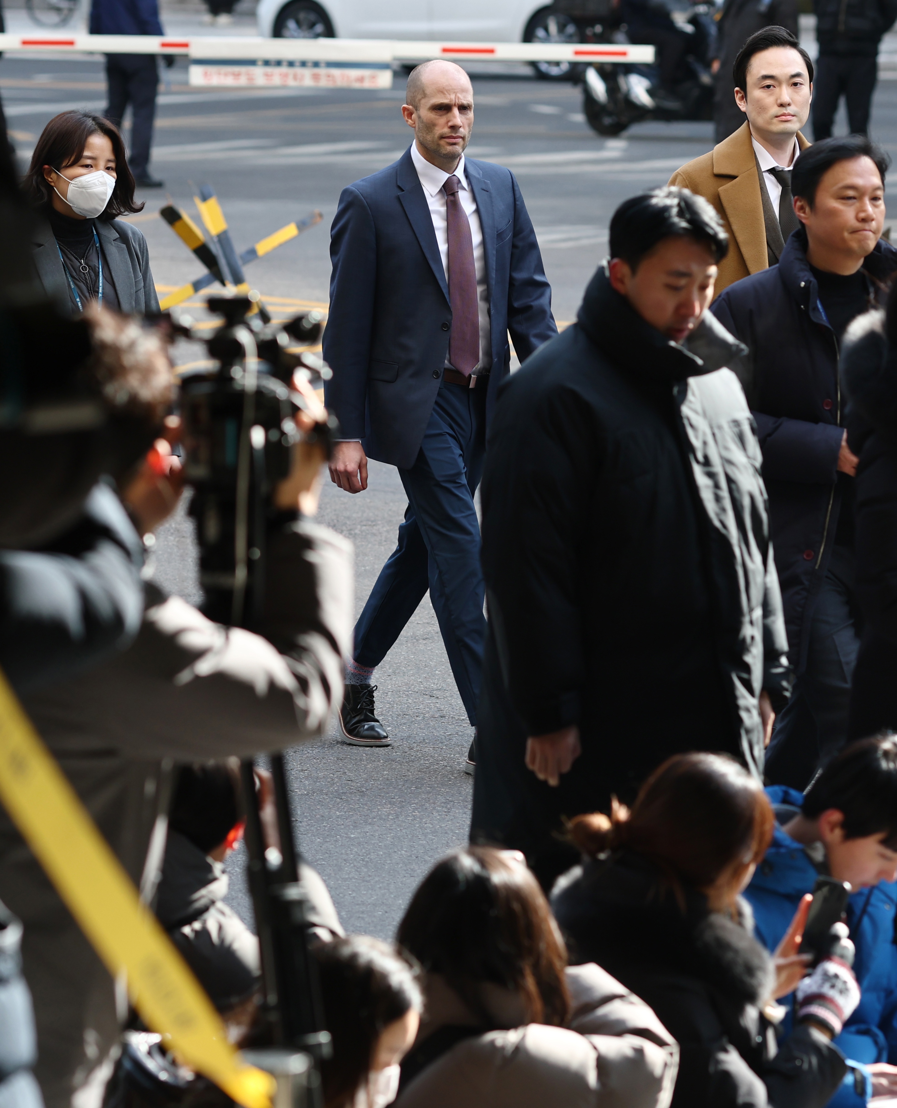 Harold Rogers (C, rear), interim CEO of Coupang Corp., arrives at the Seoul Metropolitan Police Agency's headquarters in Seoul, South Korea, 30 January 2026. Rogers is to be questioned about allegations of evidence destruction in connection to a massive data breach at the company.  EPA/YONHAP SOUTH KOREA OUT