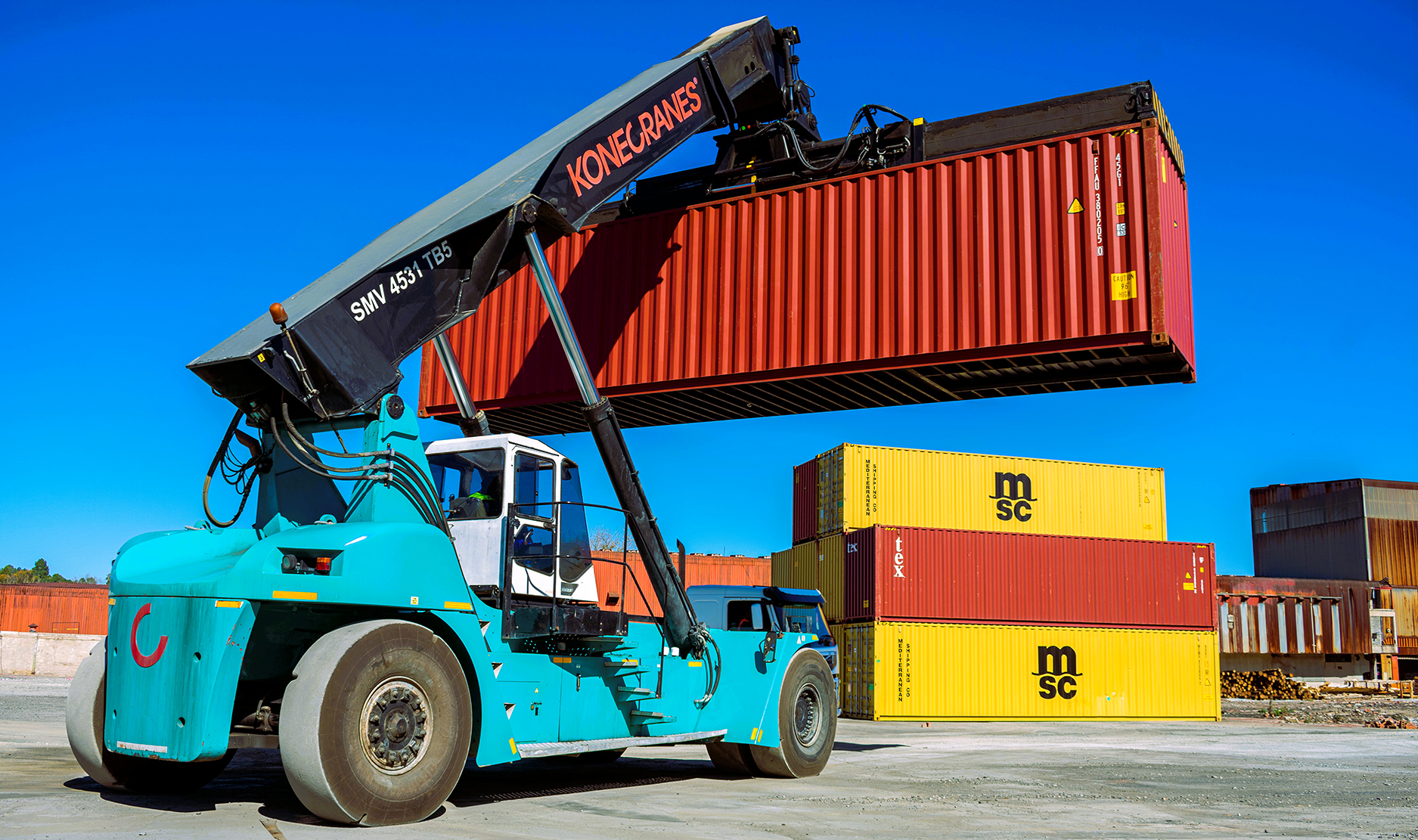 A reach stacker transfers a loaded shipping container onto the rail line during cargo handling operations at the EIT Freight Village.
(Photo: EIT Freight Village at Estcourt)