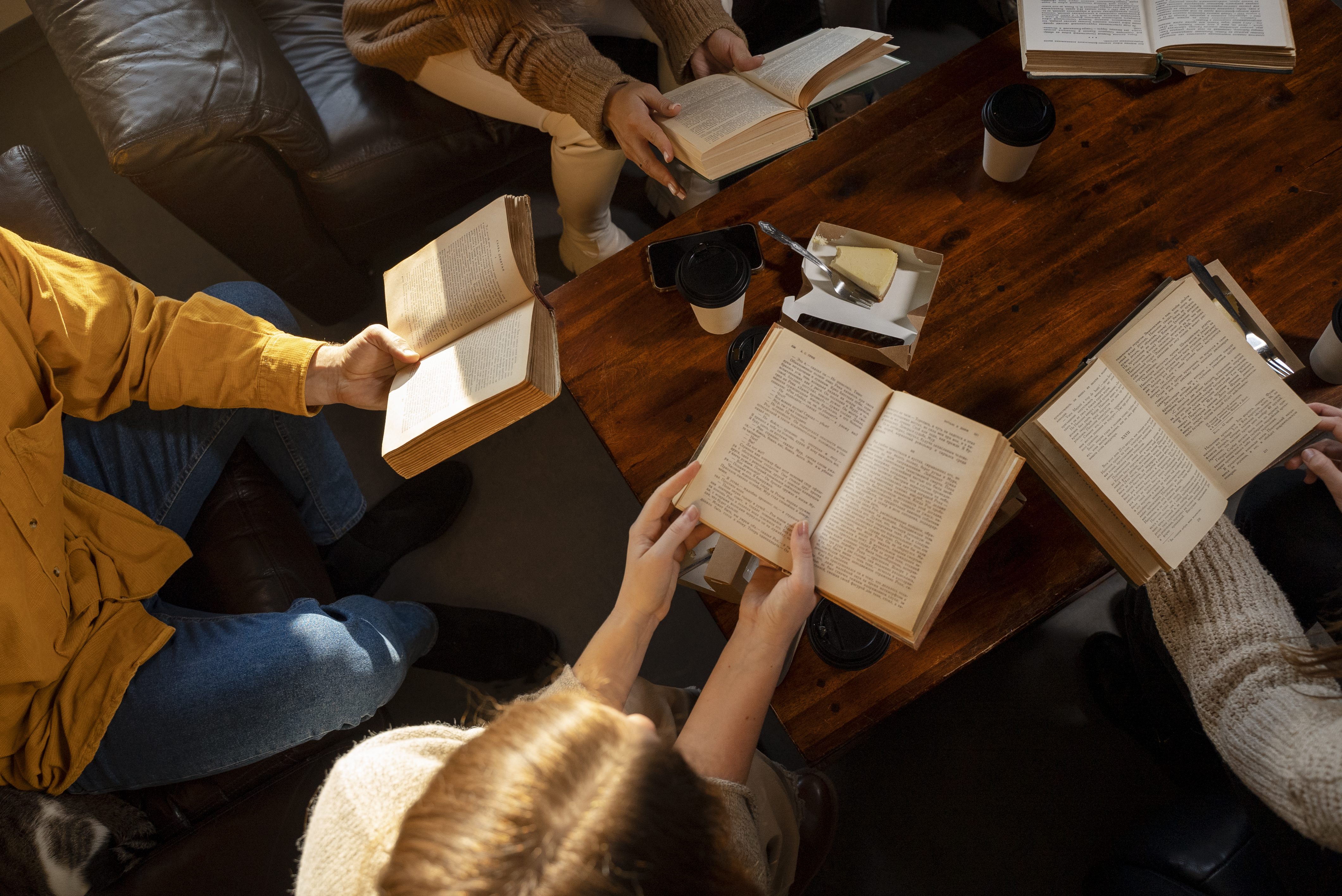 Reading is often imagined as a solitary act, but book clubs reveal how social it really is. (Photo: Freepik)