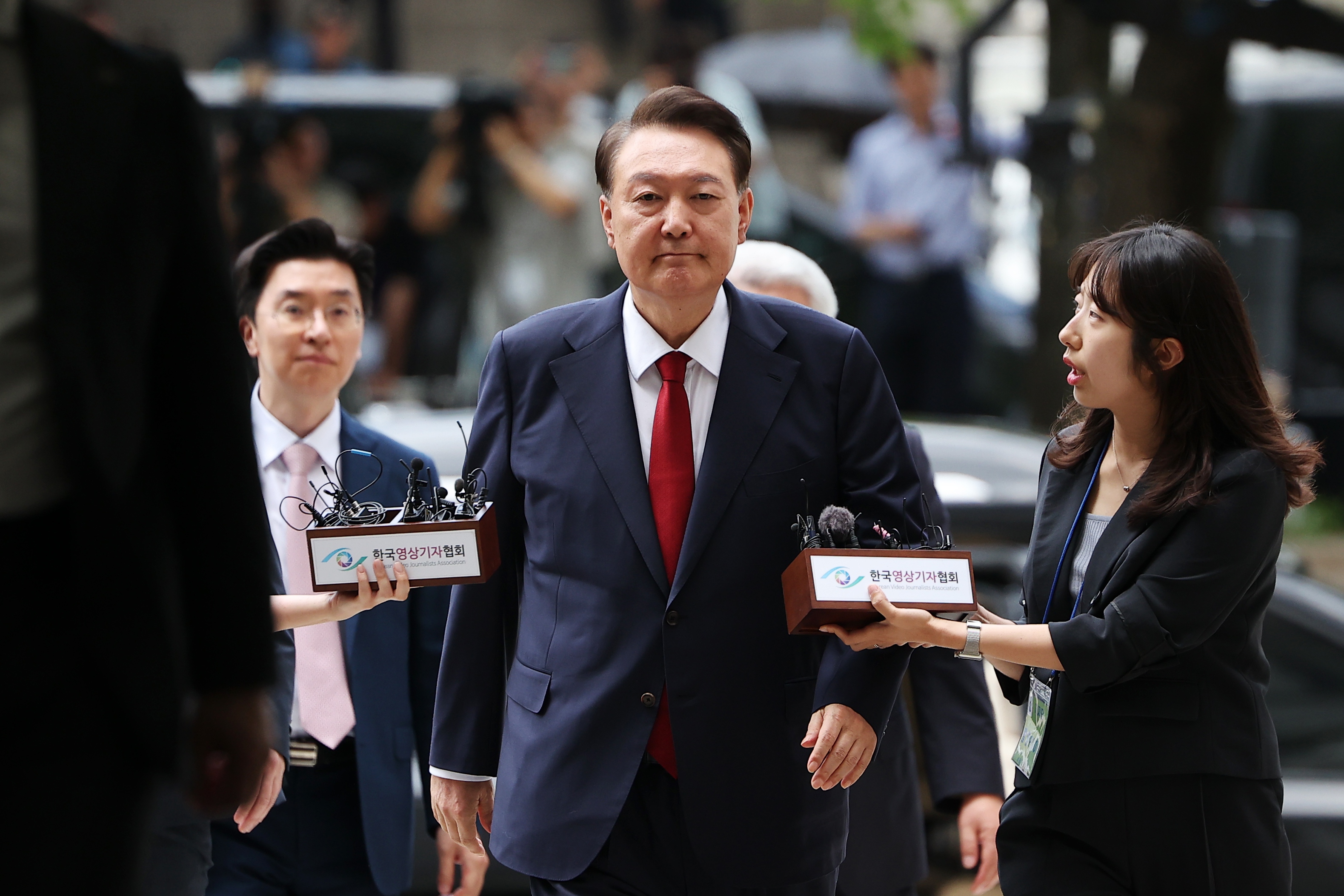 Former South Korean President Yoon Suk Yeol (C) arrives at court to attend a hearing to review his arrest warrant requested by special prosecutors in Seoul, South Korea, 09 July 2025 (re-issued 19 February 2025). A South Korean court found former President Yoon Suk Yeol guilty of masterminding an insurrection, sentencing the 65-year-old to life in prison for his botched attempt to impose martial law in December 2024.  EPA/KIM HONG-JI / POOL