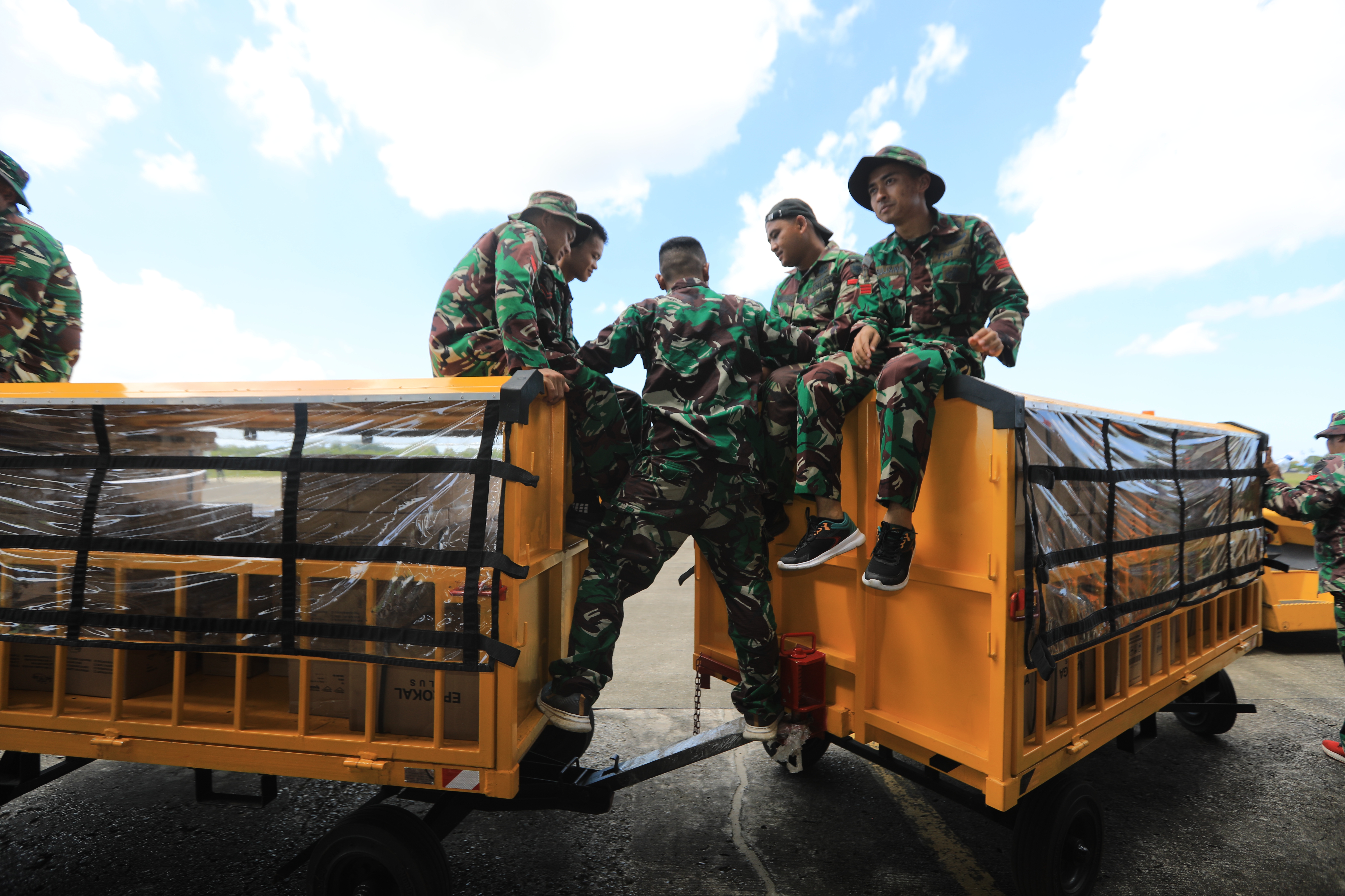 Indonesian National Armed Forces soldiers load aid supplies to be sent to flood-affected areas at the Sultan Iskandar Muda Military Airport, Aceh, Indonesia, 30 November 2025. According to National Disaster Management Agency Floods and landslides triggered by Tropical Cyclone Senyar have killed at least 316 people across Aceh, North Sumatra, and West Sumatra provinces. This number is expected to rise, as approximately 147 people remain unaccounted for.  EPA/HOTLI SIMANJUNTAK