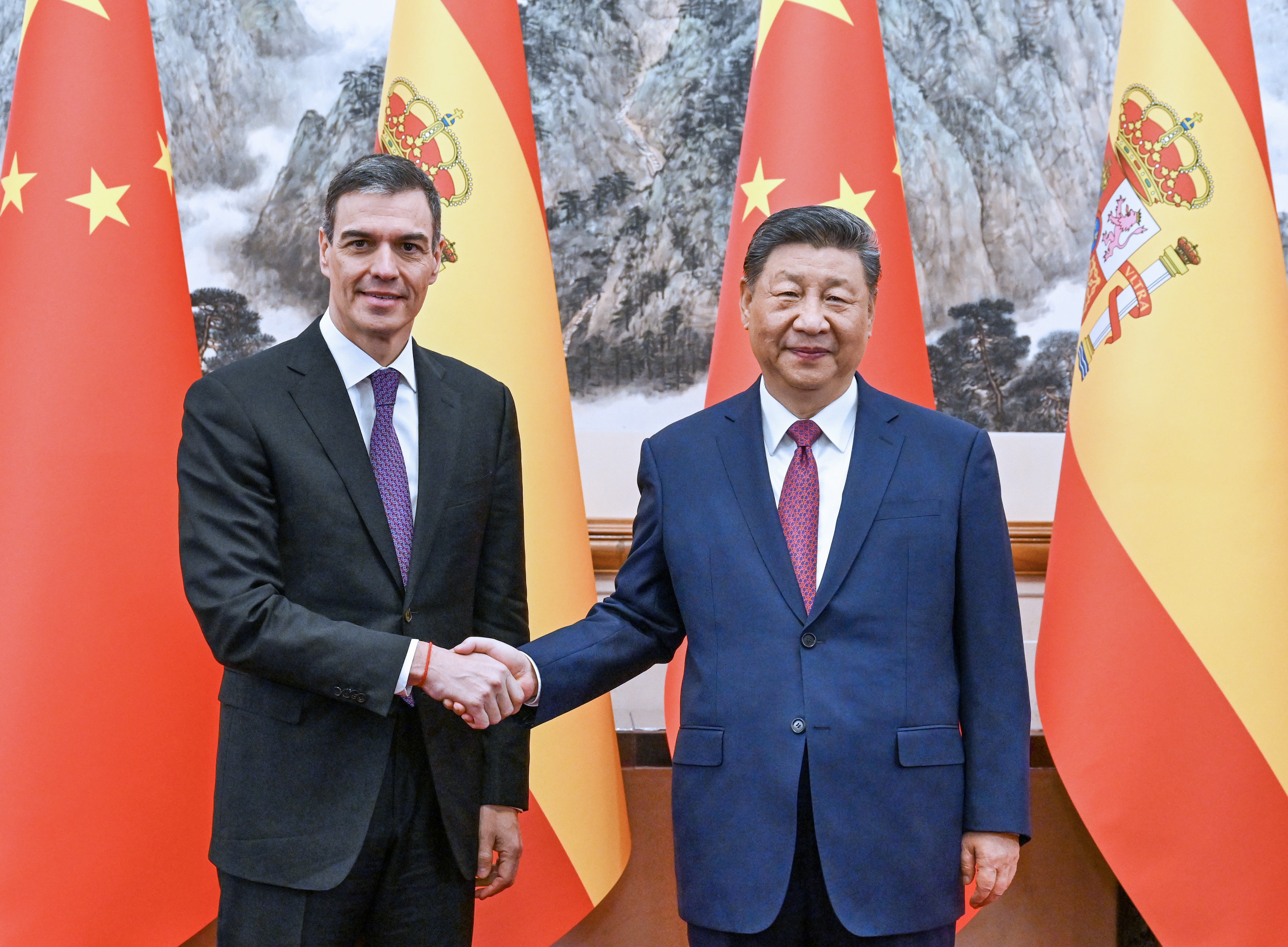 Chinese President Xi Jinping (R) shakes hands with Spanish Prime Minister Pedro Sanchez during a meeting at the Diaoyutai State Guesthouse in Beijing, China, 11 April 2025.  EPA/XINHUA / RAO AIMIN CHINA OUT / UK AND IRELAND OUT  /       MANDATORY CREDIT EDITORIAL USE ONLY