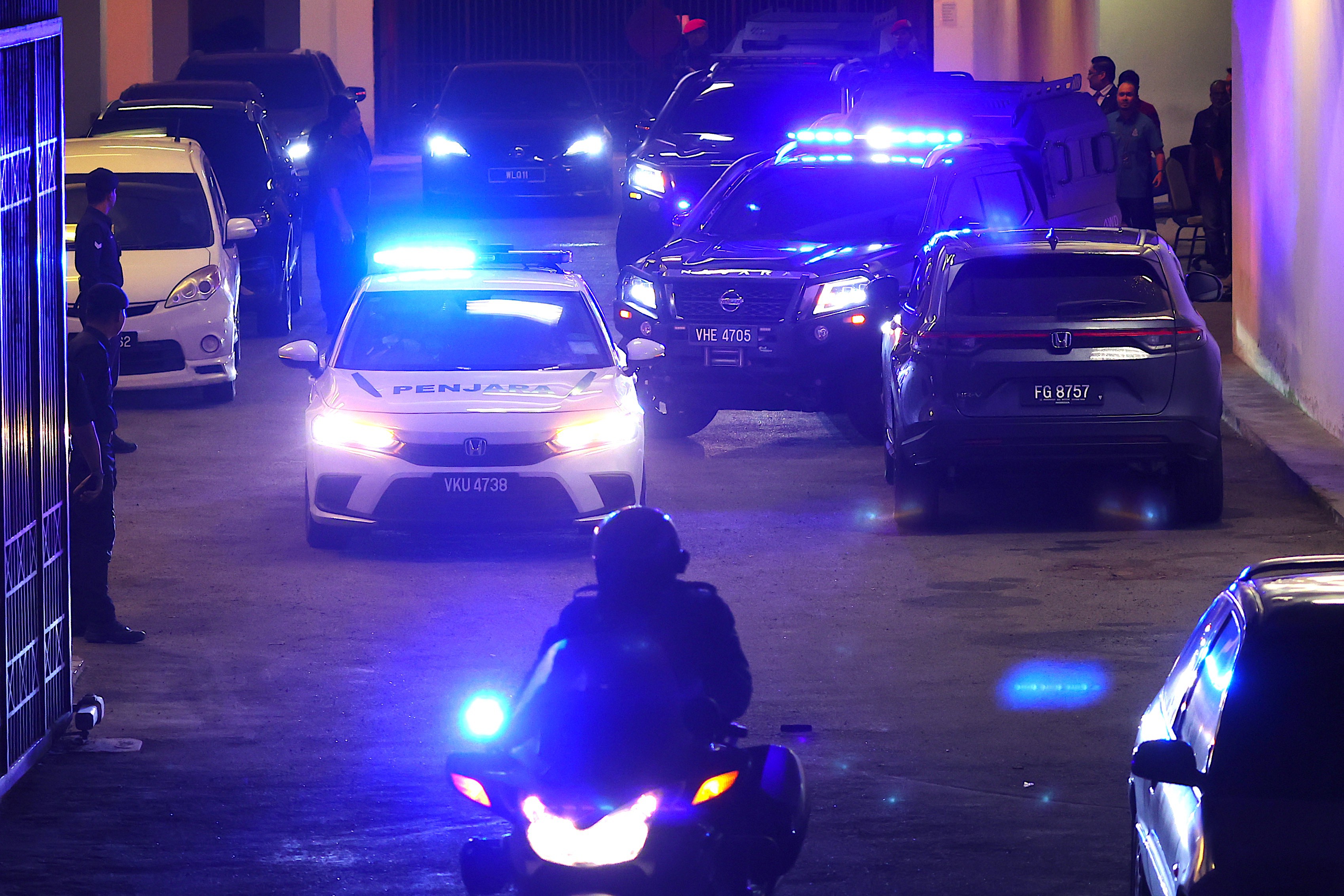 A convoy transporting former Malaysian prime minister Najib Razak leaves the Palace of Justice following the High Court decision in the 1Malaysia Development Berhad (1MDB) trial in Putrajaya, Malaysia, 26 December 2025. Former Malaysian prime minister Najib Razak was sentenced to 15 years in prison and fined 13.5 billion Malaysian ringgit (approximately 2.4 billion euros) after being convicted on four counts of abuse of power and 21 counts of money laundering linked to the plunder of hundreds of millions of dollars from the 1MDB sovereign wealth fund.  EPA/FAZRY ISMAIL