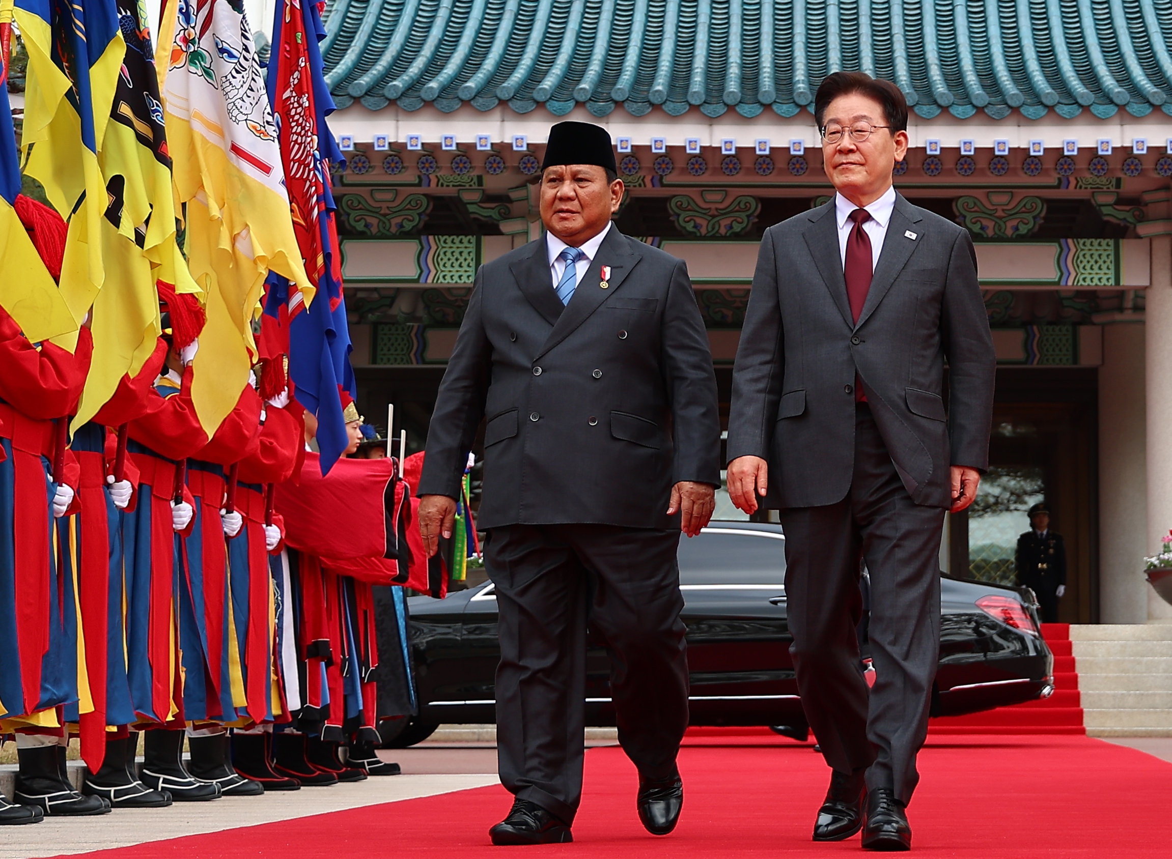 Indonesian President Prabowo Subianto (L), accompanied by South Korean President Lee Jae Myung (R), inspects an honor guard as they attend a welcome ceremony for the Indonesian leader prior to their summit talks at the presidential office Cheong Wa Dae in Seoul, South Korea, 01 April 2026.  EPA/YONHAP SOUTH KOREA OUT