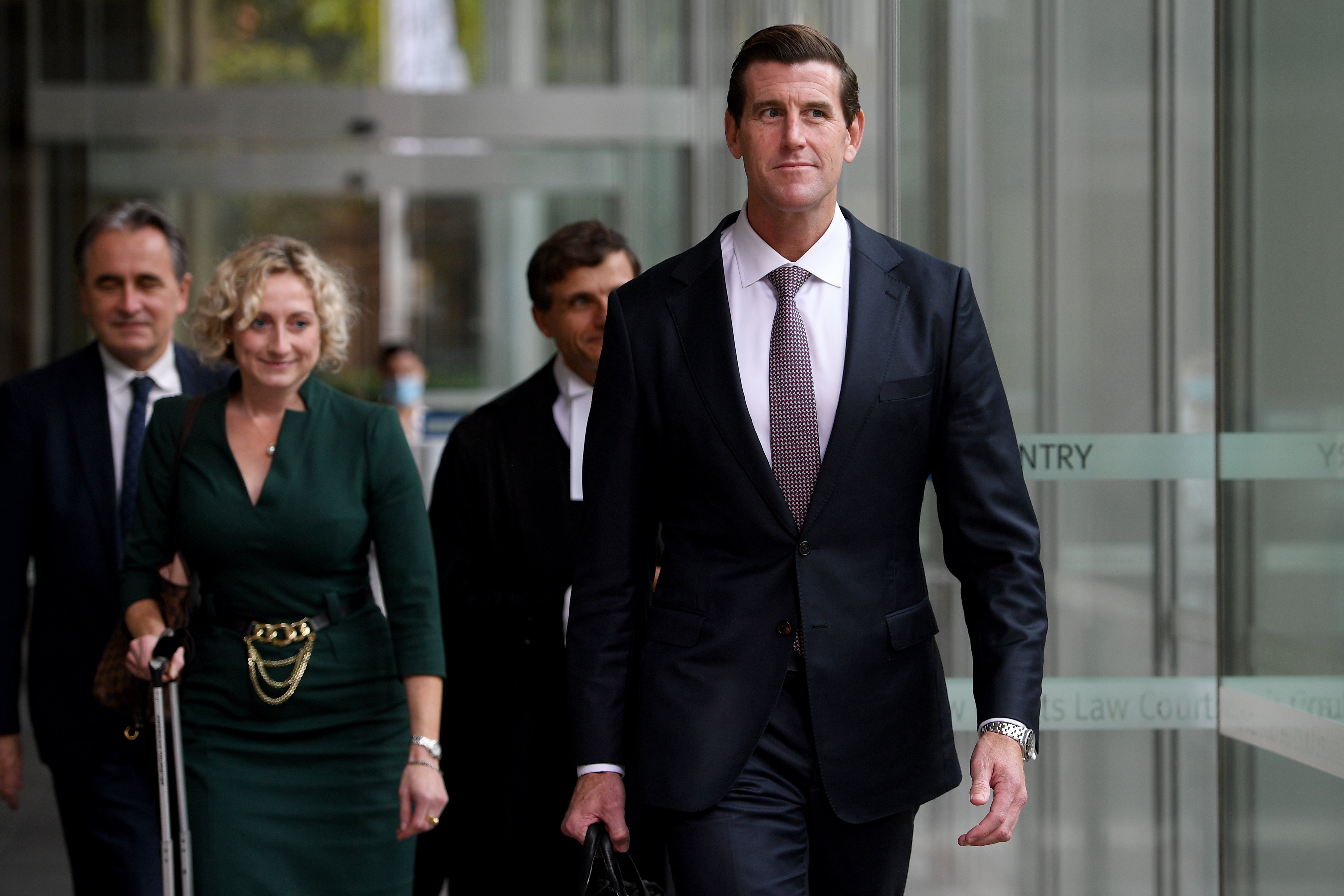  Ben Roberts-Smith (R) leaves the Federal Court in Sydney, Australia, 17 March 2022 (re-issued 07 April 2026). The former Australian Defence Force (ADF) soldier was arrested on 07 April and will be charged with five counts of war crime murder relating to the killing of unarmed civilians while on deployment in Afghanistan.  EPA/DAN HIMBRECHTS  AUSTRALIA AND NEW ZEALAND OUT