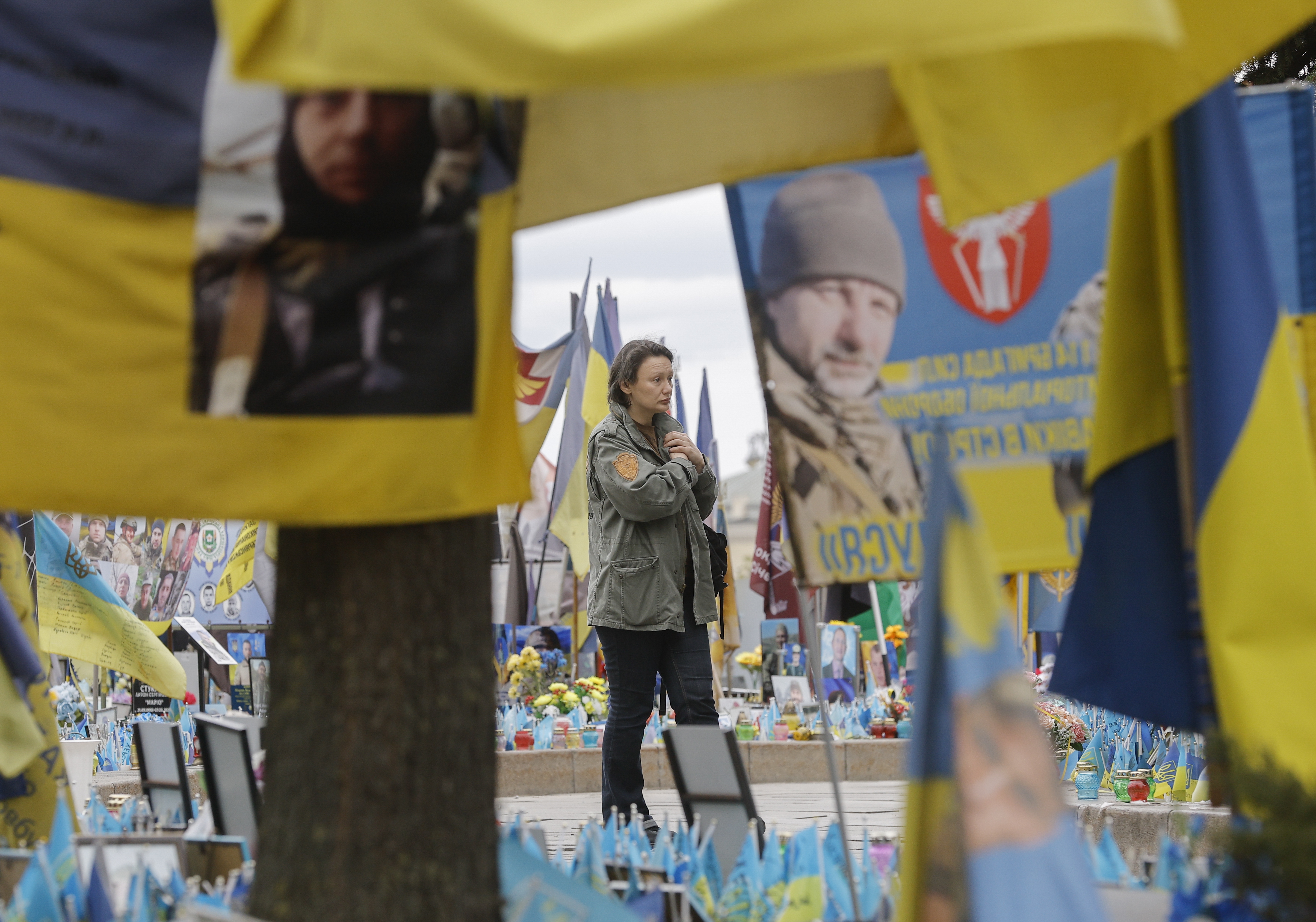 A woman reacts near a makeshift memorial dedicated to the fallen Ukrainian soldiers and international volunteers in Independence Square in Kyiv, Ukraine, 20 April 2026, amid the Russian invasion.  EPA/SERGEY DOLZHENKO