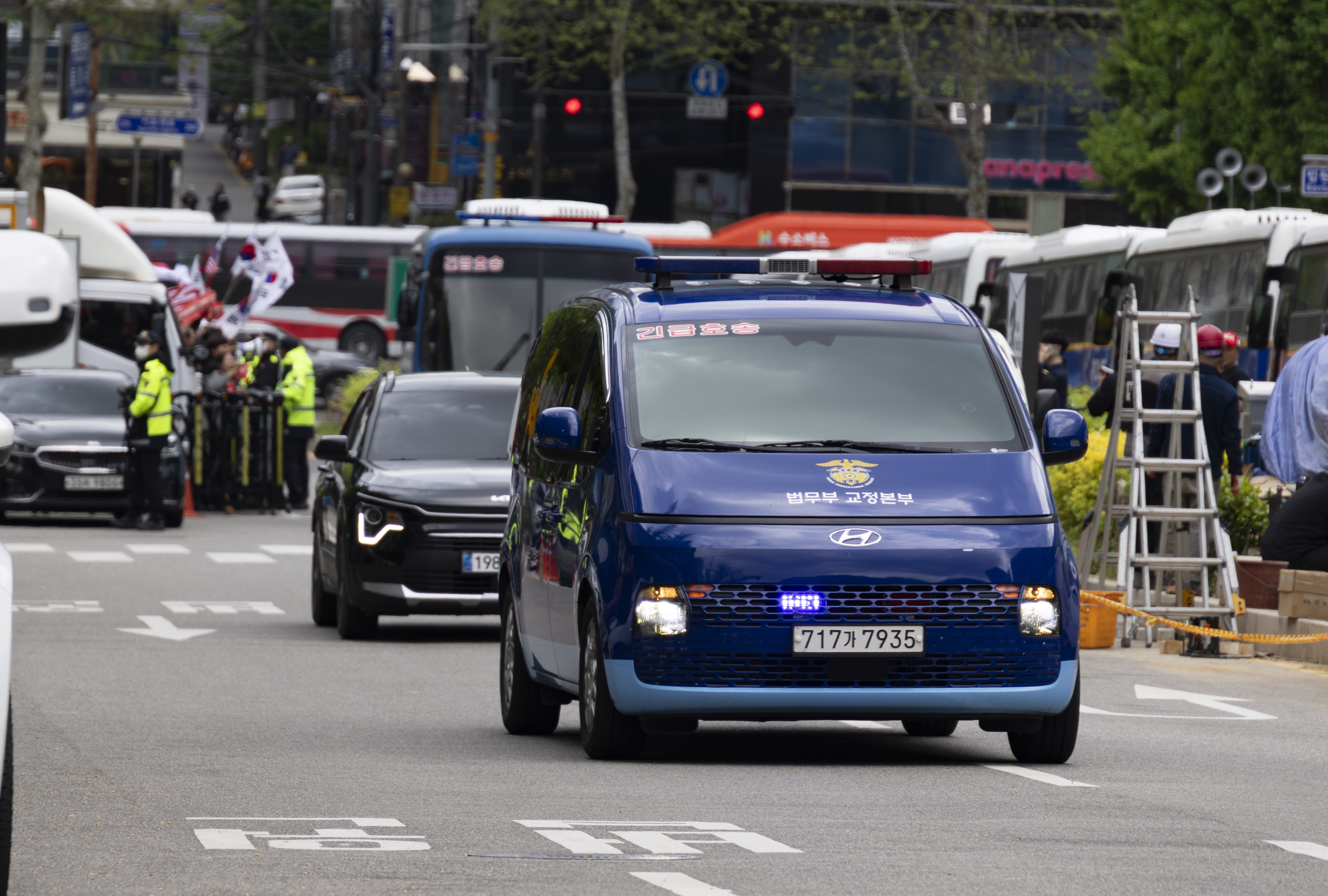 A justice ministry vehicle carrying jailed former-first lady Kim Keon-Hee enters the Seoul High Court in Seoul, South Korea, 28 April 2026. An appeals court sentenced former-first lady Kim Keon-Hee to between 20 months and four years in prison on 28 April. She was indicted on charges of stock manipulation, bribery, and other corruption.  EPA/JEON HEON-KYUN