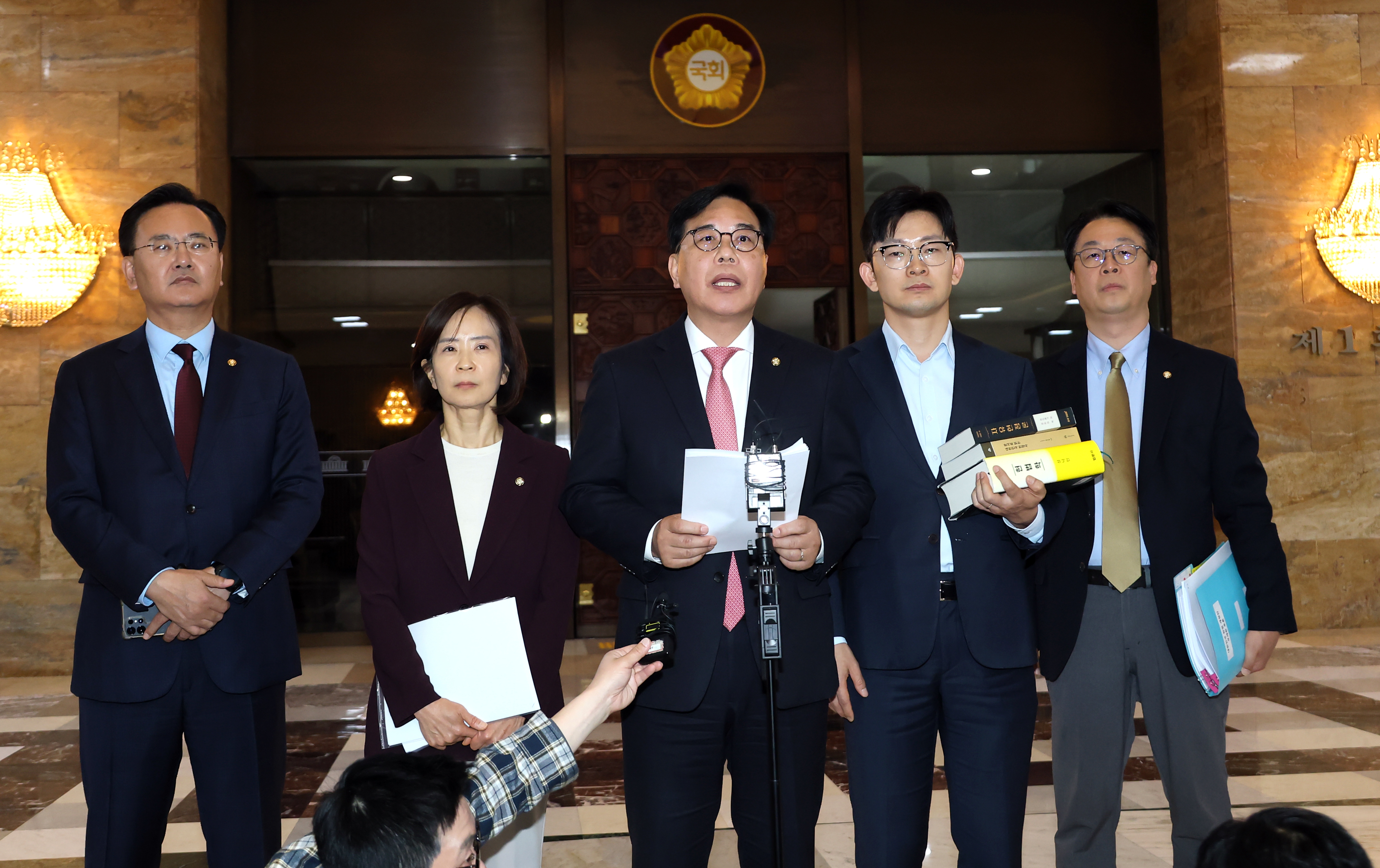 Song Eon-seog (C), floor leader of the main opposition People Power Party (PPP), speaks to reporters at the National Assembly in Seoul, South Korea, 08 May 2026, after Speaker Woo Won-shik closed a plenary session at parliament following the failure to put to a vote a bill on a constitutional amendment, led by the ruling Democratic Party, as the PPP had decided to launch a filibuster to prevent the passage of it and other bills.  EPA/YONHAP SOUTH KOREA OUT