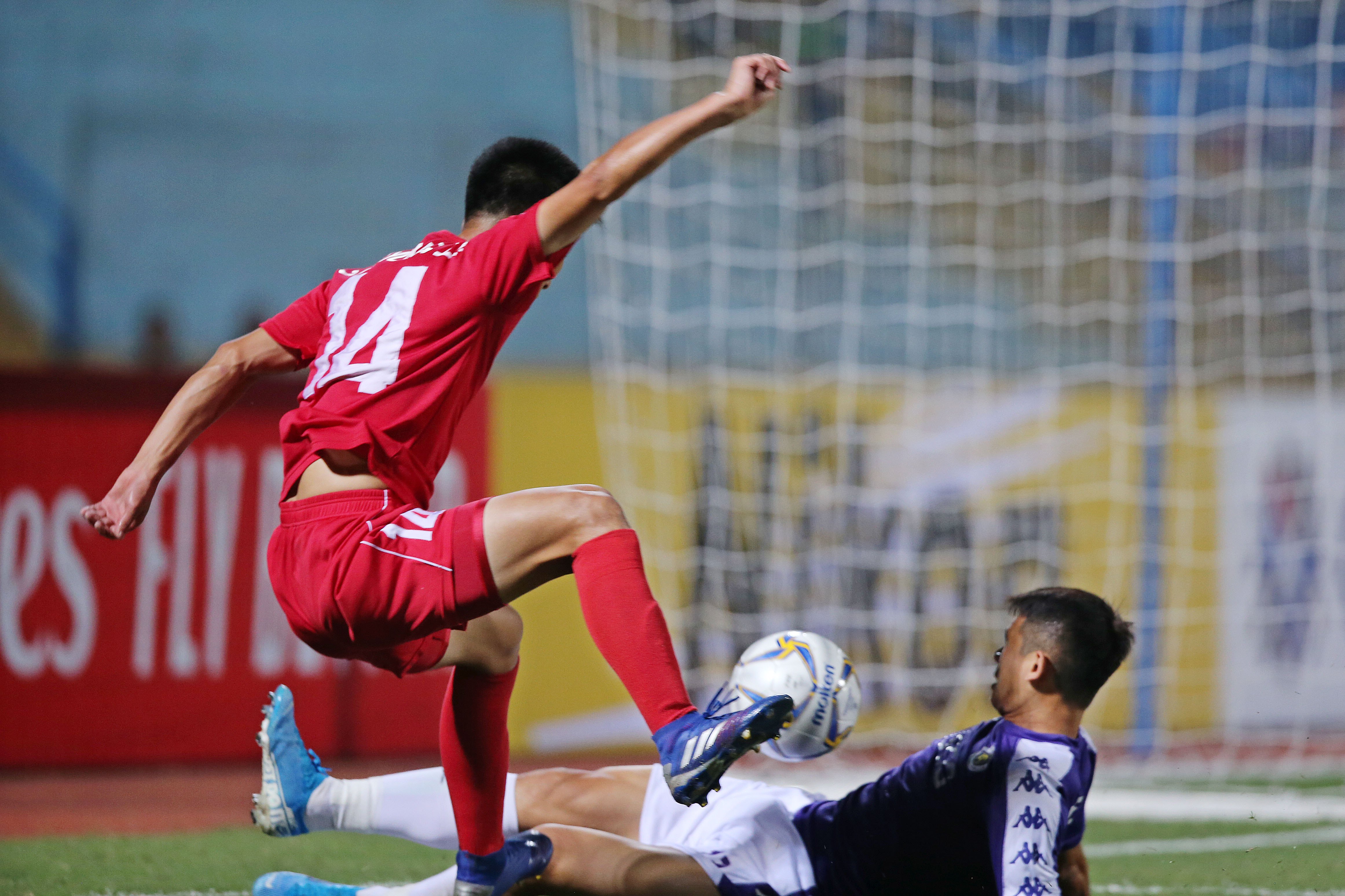 Tran Van Kien (R) of Hanoi FC in action against Son Phyong Il (L) of April 25 Sports Club during the AFC Cup 2019 Inter-Zone Final first leg soccer match between Hanoi FC and April 25 Sports Club of North Korea in Hanoi, Vietnam, 25 September 2019.  EPA/Minh Hoang