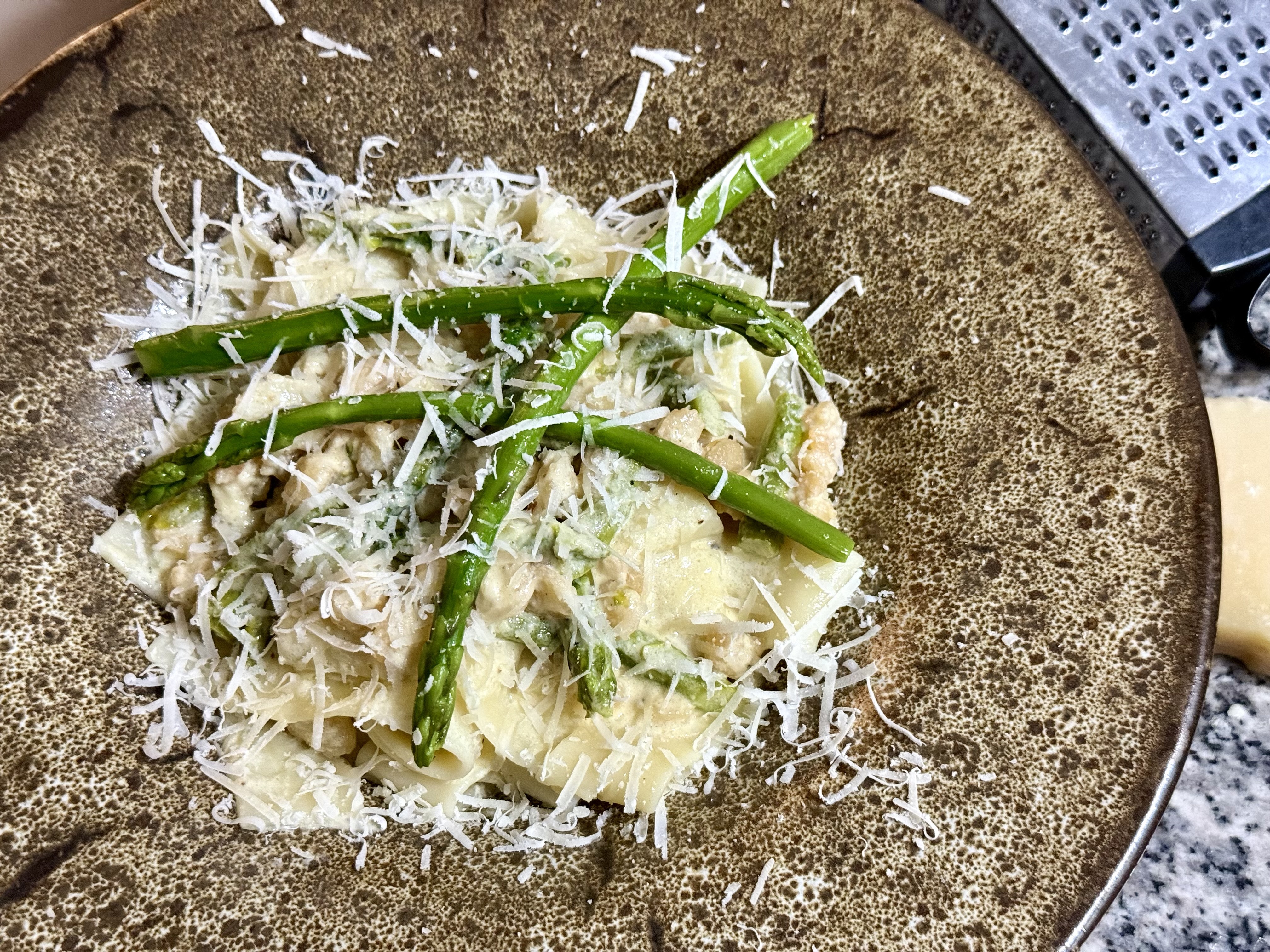 Fettuccine with asparagus spears and shrimps