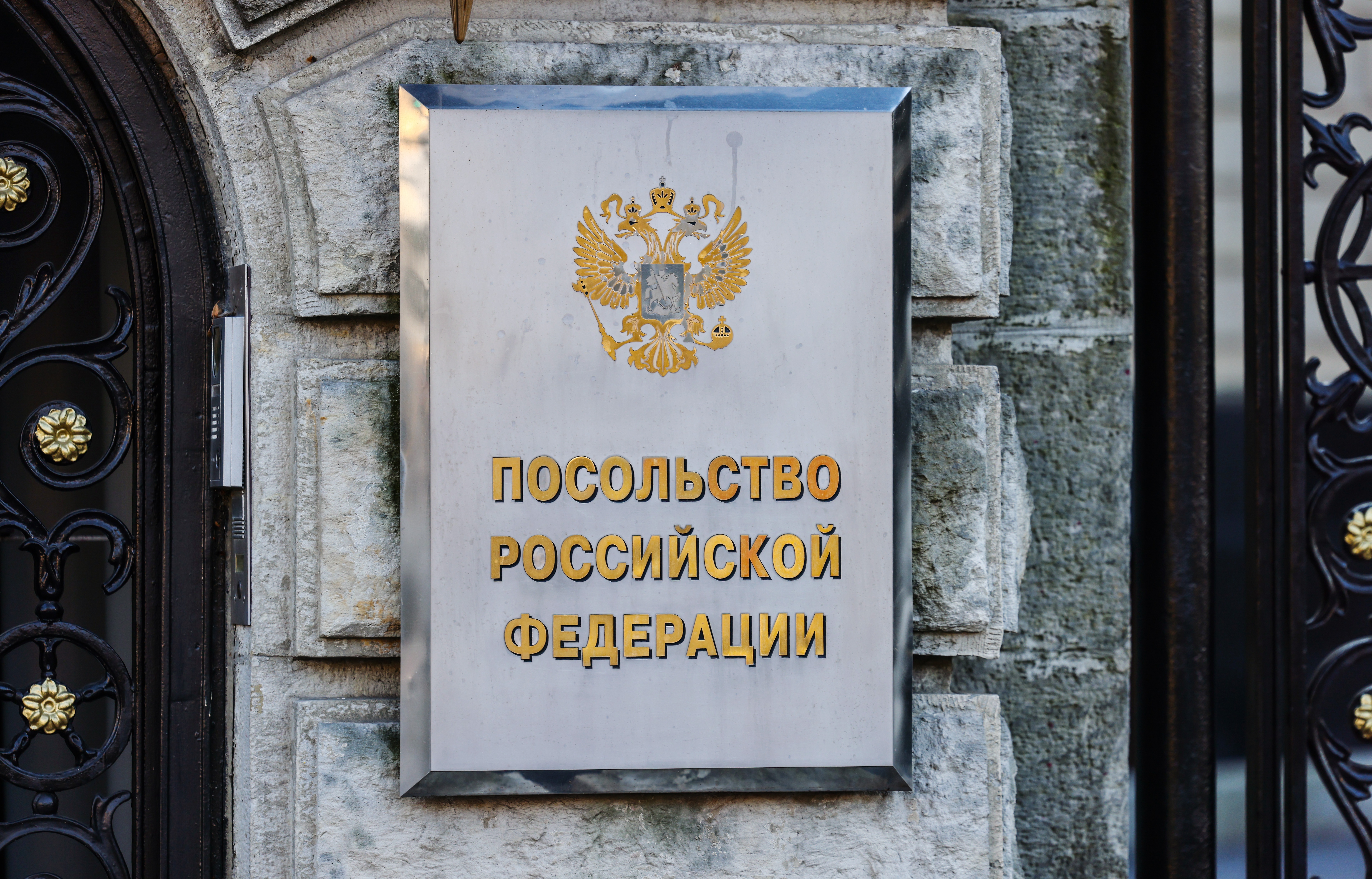 The sign of the Russian embassy in Berlin, Germany, 22 January 2026. Following the arrest of a woman suspected of spying for the Russian secret service, the German government has responded: the suspected spy's handler, who was disguised as a diplomat, must leave Germany immediately. EPA/HANNIBAL HANSCHKE