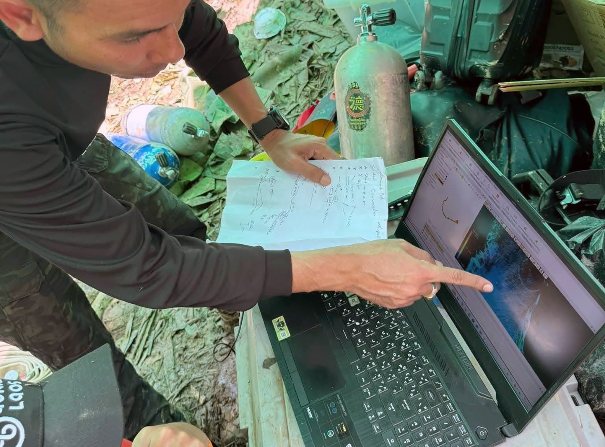 A handout photo made available by Metta Tham Kalasin Rescue shows a Thai rescuer on a mission to free seven Laotians trapped in a flooded cave in Xaysomboun province, Laos, 25 May 2026 (issued 26 May 2026). Members of Thai volunteer rescue teams joined a mission to free seven Lao men trapped in a flooded gold mine cave since 19 May 2026 after heavy rain caused a flash flood and a landslide, blocking the subterranean entrance in the Long Cheng district's mountainous area, according to Metta Tham Kalasin Rescue. EPA/METTA THAM KALASIN RESCUE / HANDOUT HANDOUT EDITORIAL USE ONLY/NO SALES


