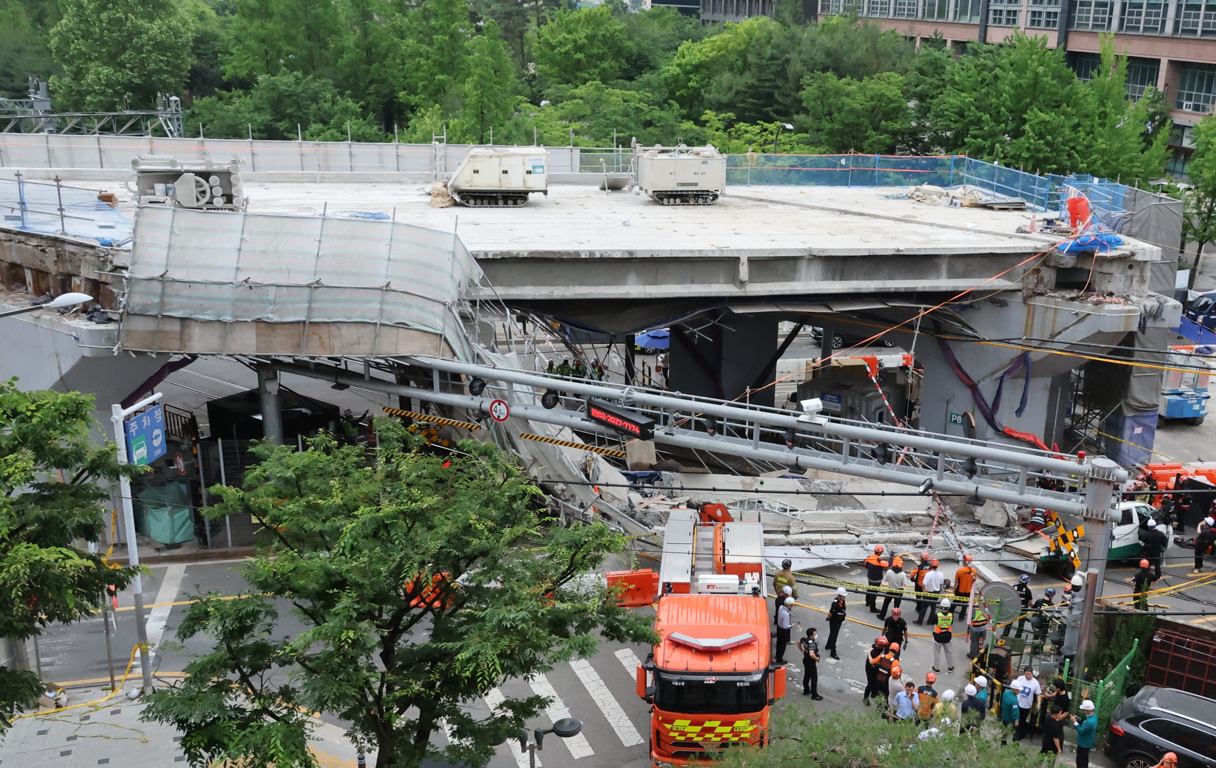 Search and rescue operations are under way at the site of an overpass collapse in western Seoul, South Korea, 26 May 2026. The aging overpass was being dismantled at the time of the collapse. EPA/YONHAP SOUTH KOREA OUT

