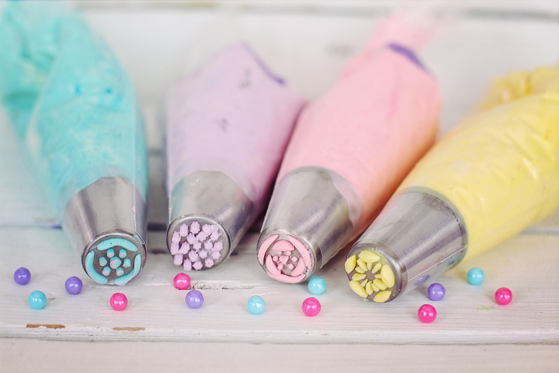 Recent health warnings highlight the dangers of edible glitter and metallic dusts after a young boy in Australia fell seriously ill from inhaling cake decorating powder. (Photo: JillWellington / Pixabay)