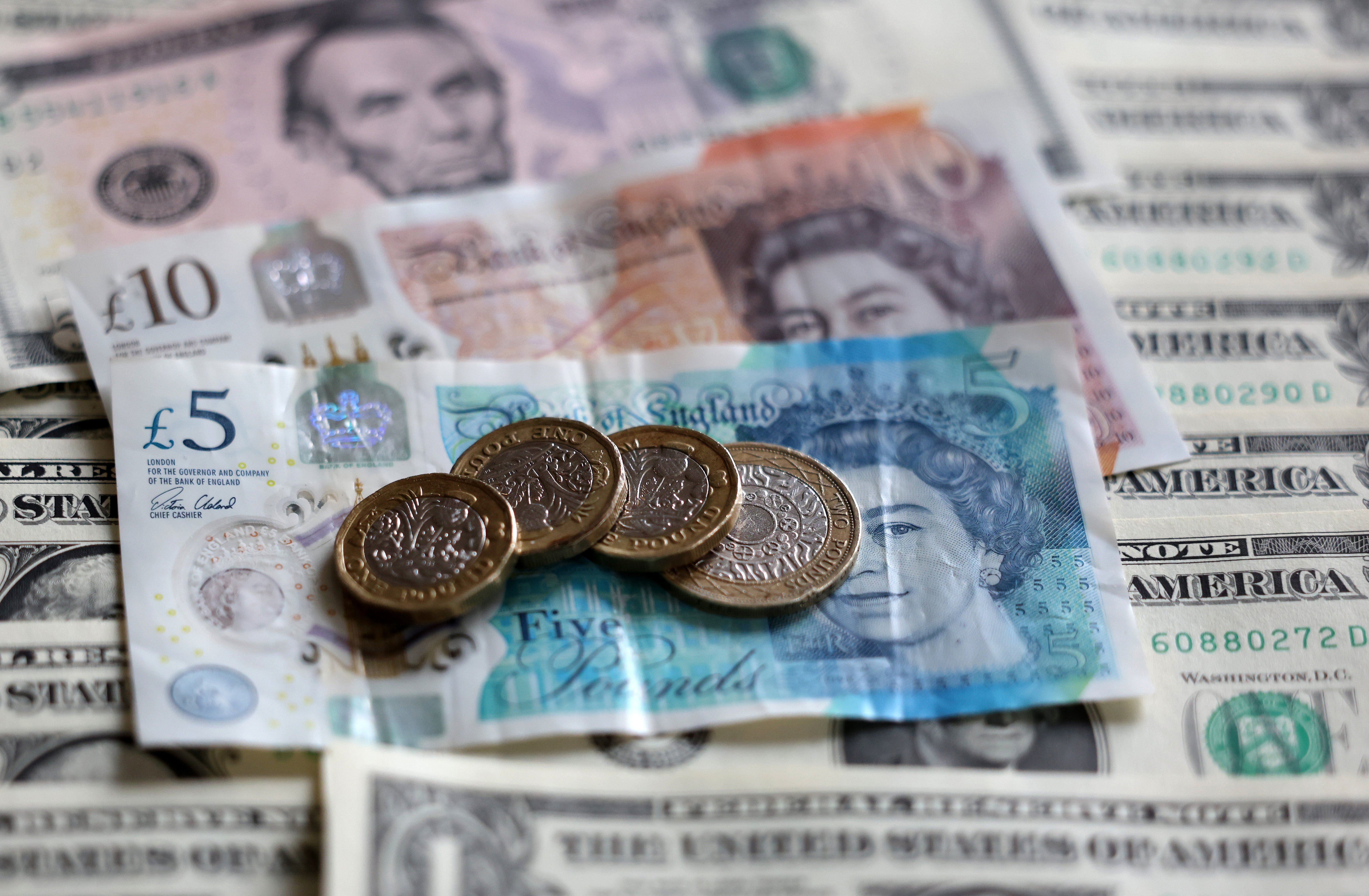 British pound falls as UK bond crisis deepens