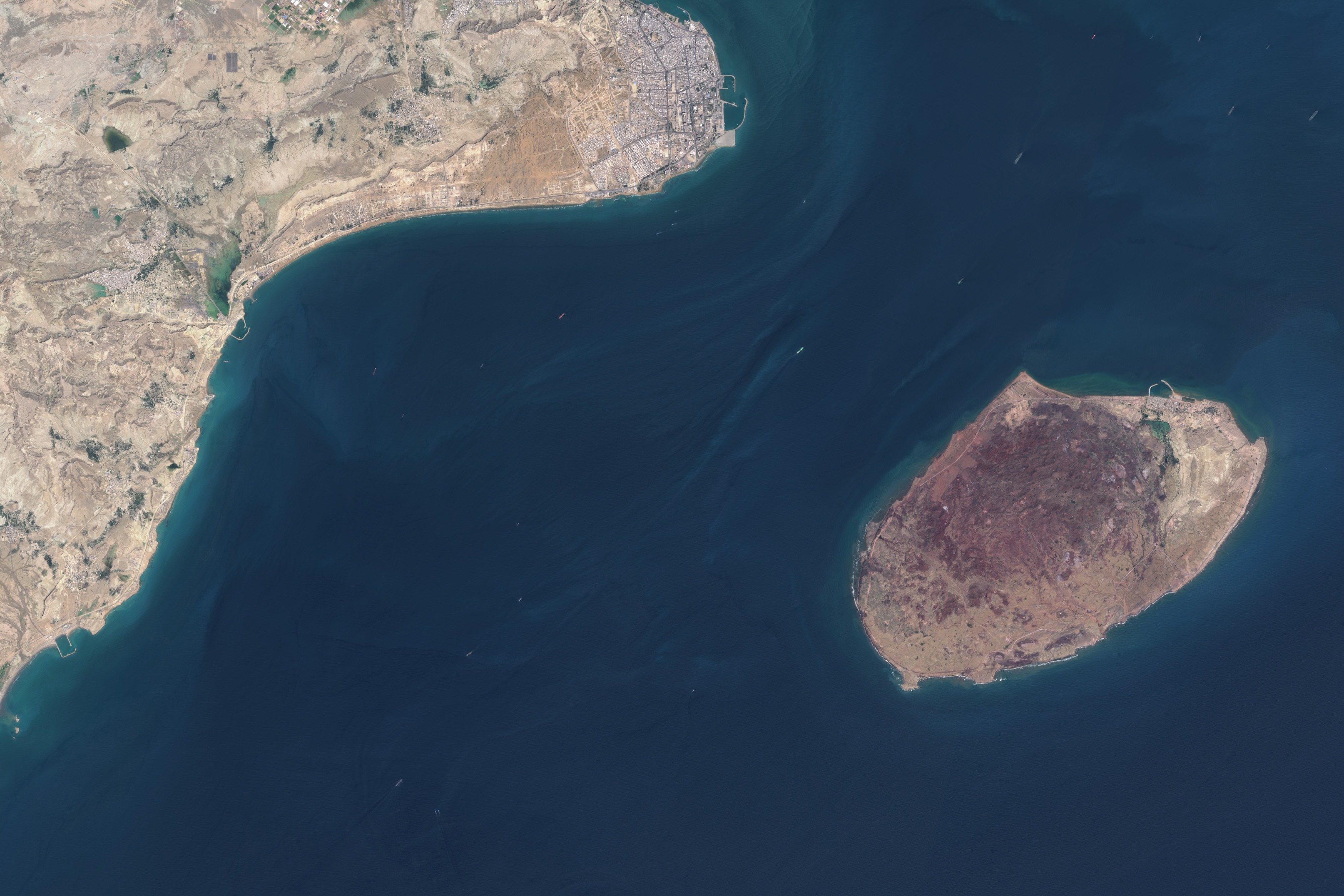 U.S. strikes rocket launchers on Iran’s Larak Island amid U.S.-Iran exchange