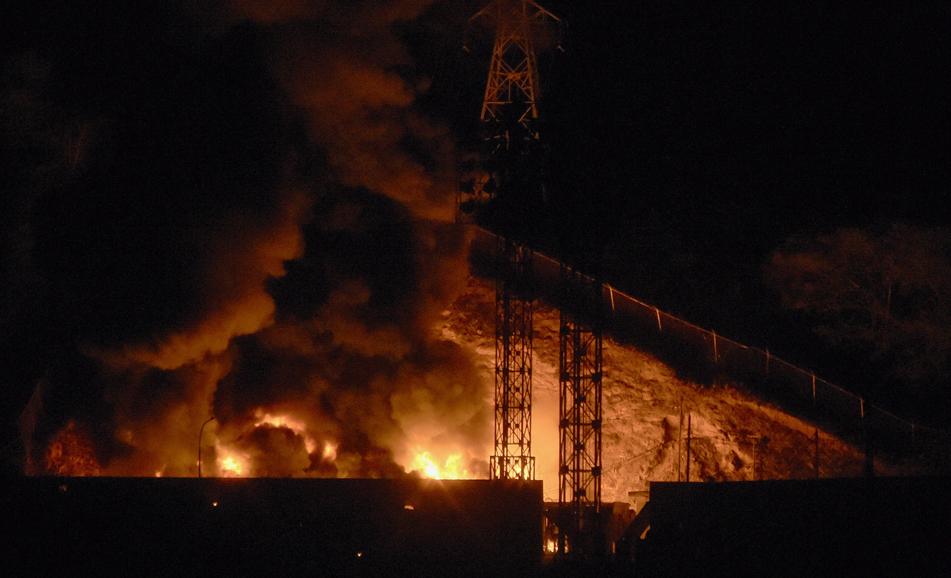 Picture of fire at Fuerte Tiuna, Venezuela's largest military complex, after a series of explosions in Caracas on January 3, 2026. Loud explosions, accompanied by sounds resembling aircraft flyovers, were heard in Caracas around 2:00 am (0600 GMT) on January 3, an AFP journalist reported. The explosions come as US President Donald Trump, who has deployed a navy task force to the Caribbean, raised the possibility of ground strikes against Venezuela. (Photo: Luis JAIMES / AFP)