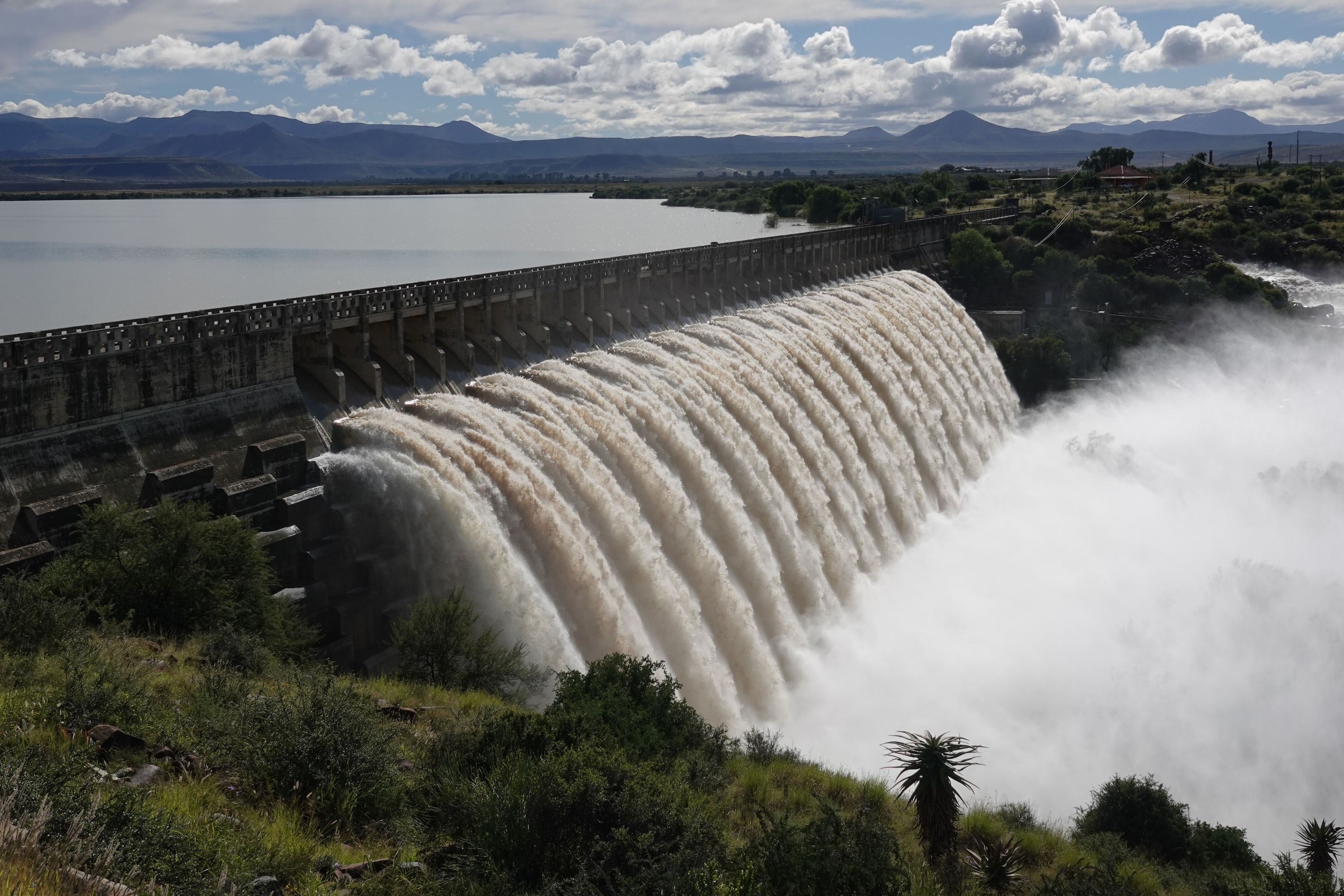 Chris and Julienne’s book tour for Klein Karoo Magic takes an unexpected turn after heavy rains cause widespread flooding in the Klein Karoo region. (marais-karoo-storm)