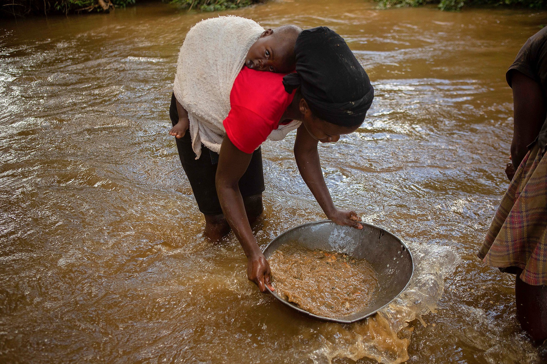 Zimbabwe’s artisanal gold mining sector is thriving, yet the government fails to enforce mercury reduction commitments as per the Minamata Convention.
(Zim-gold-pollution)