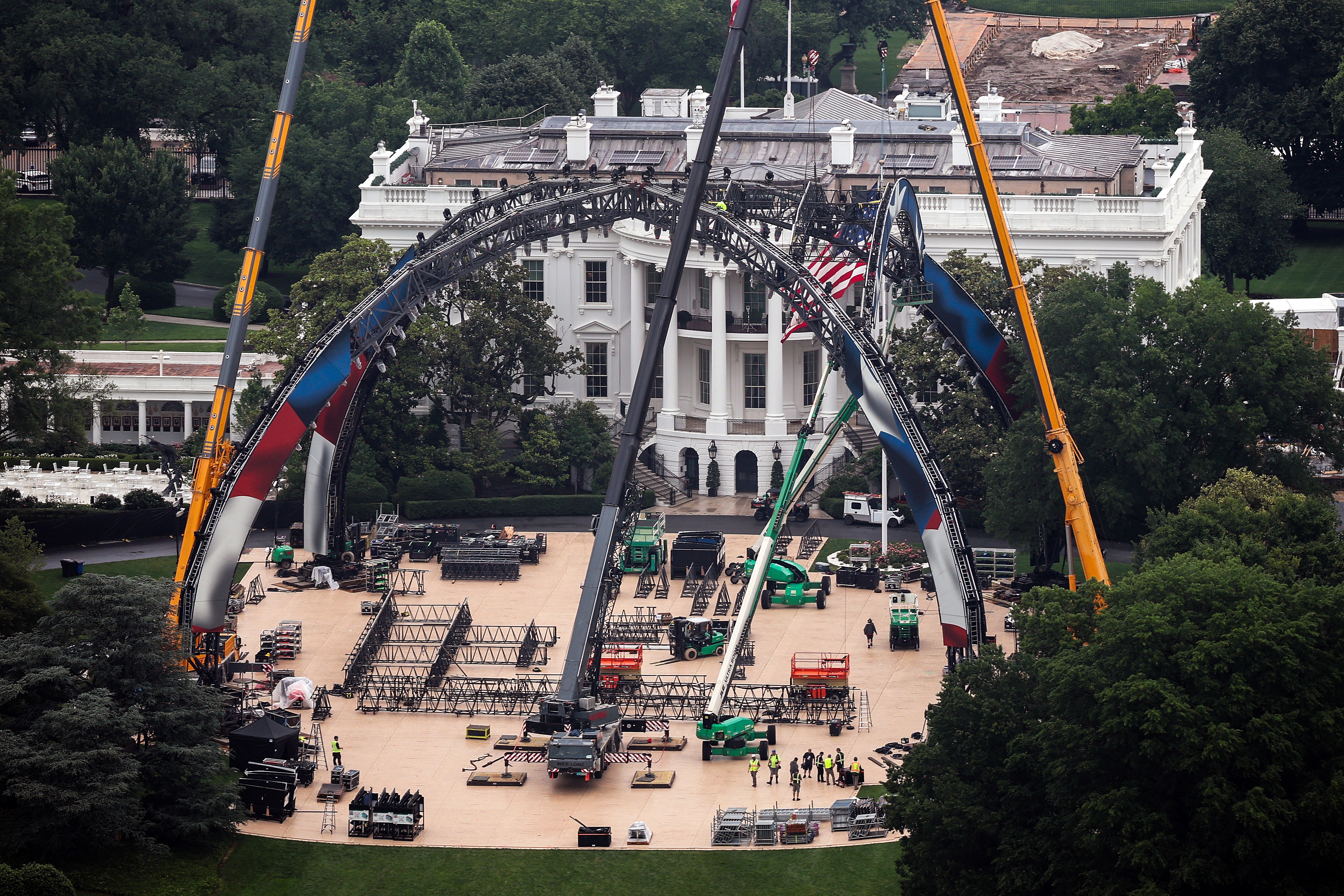 Construction on 26 May for the upcoming UFC match on the South Lawn of the White House. (Photo: Kevin Dietsch/Getty Images)