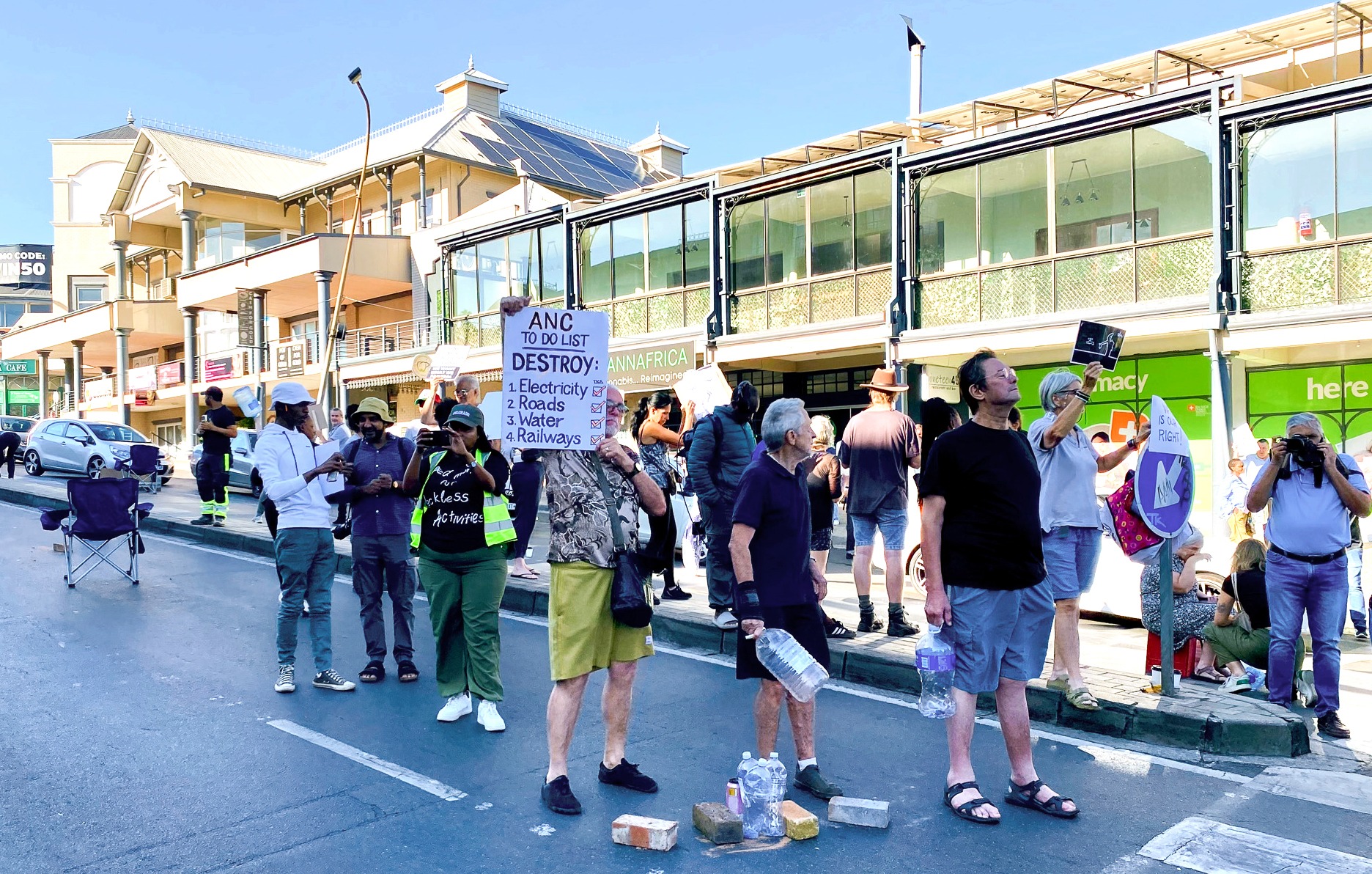 Johannesburg residents protesting due to ongoing water outages in various areas around the city.
(Photo: Reitumetse Pilane)