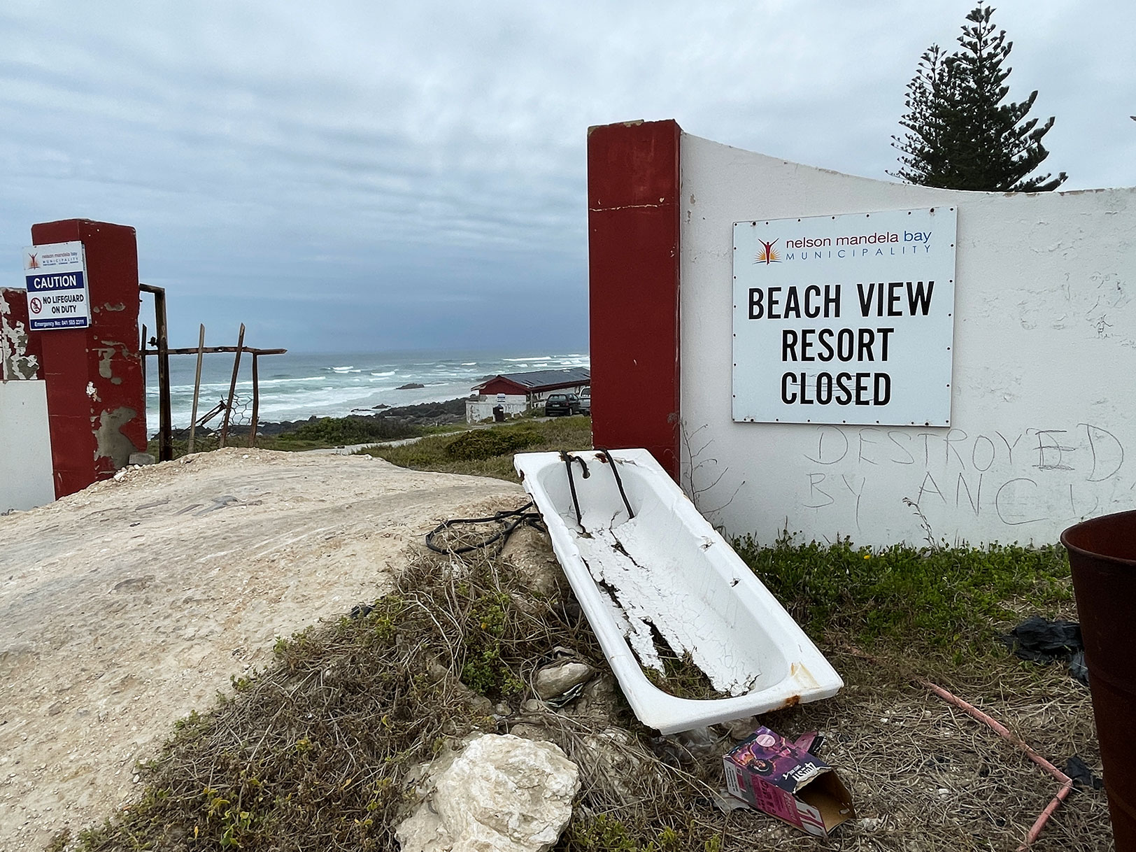 A sign outside Beachview Resort clearly indicates that the resort is closed and no lifeguards are on duty. (Kyran Blaauw)