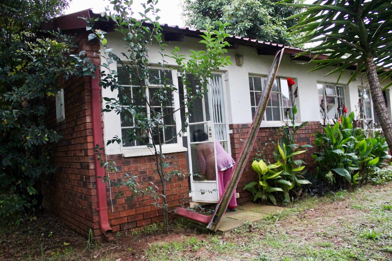 anna-oldage-follow MAIN1