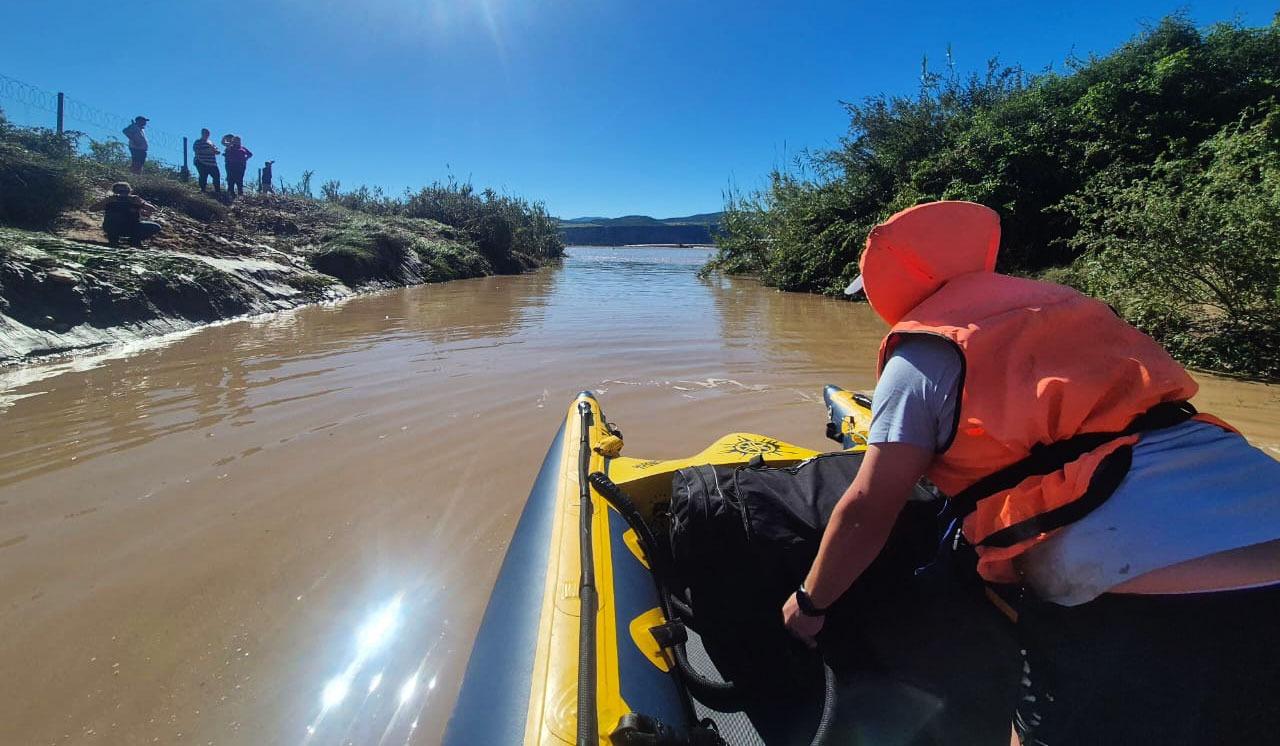 When his fellow farmers were cut off by floodwaters in the Gamtoos River Valley, Patensie citrus producer Jaco Malan loaded his rubber duck with supplies and transported goods to farmers in need. (Photo: Jaco Malan)