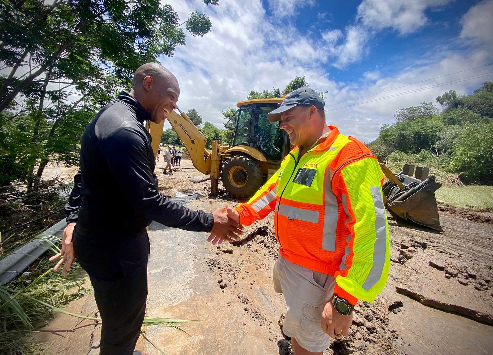 Maruleng Mayor Tsheko Musolwa (left) and Hoedspruit Farm Watch Reaction Head Lafras Tremper (right) discuss the reconstruction of the Zandspruit Bridge on the R527, Hoedspruit, Limpopo, 15 January 2026. (Photo: Tiara Walters)
