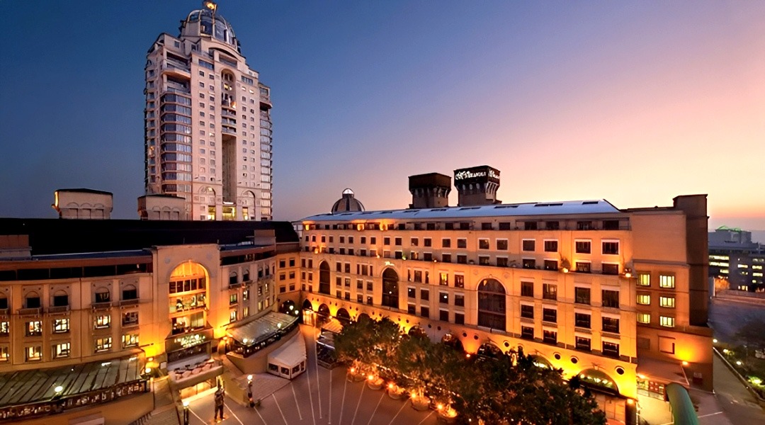 The Michelangelo Hotel in Sandton.
Libya’s investments in Sandton include The Michelangelo Hotel, which has been closed since 2020. (Photo: go2africa/ Wikipedia)