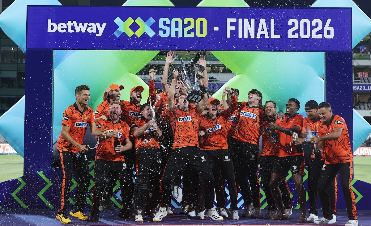Sunrisers Eastern Cape raise the SA20 trophy for the third time in four seasons. (Photo: Toby Gaunt / Sportzpics for SA20)