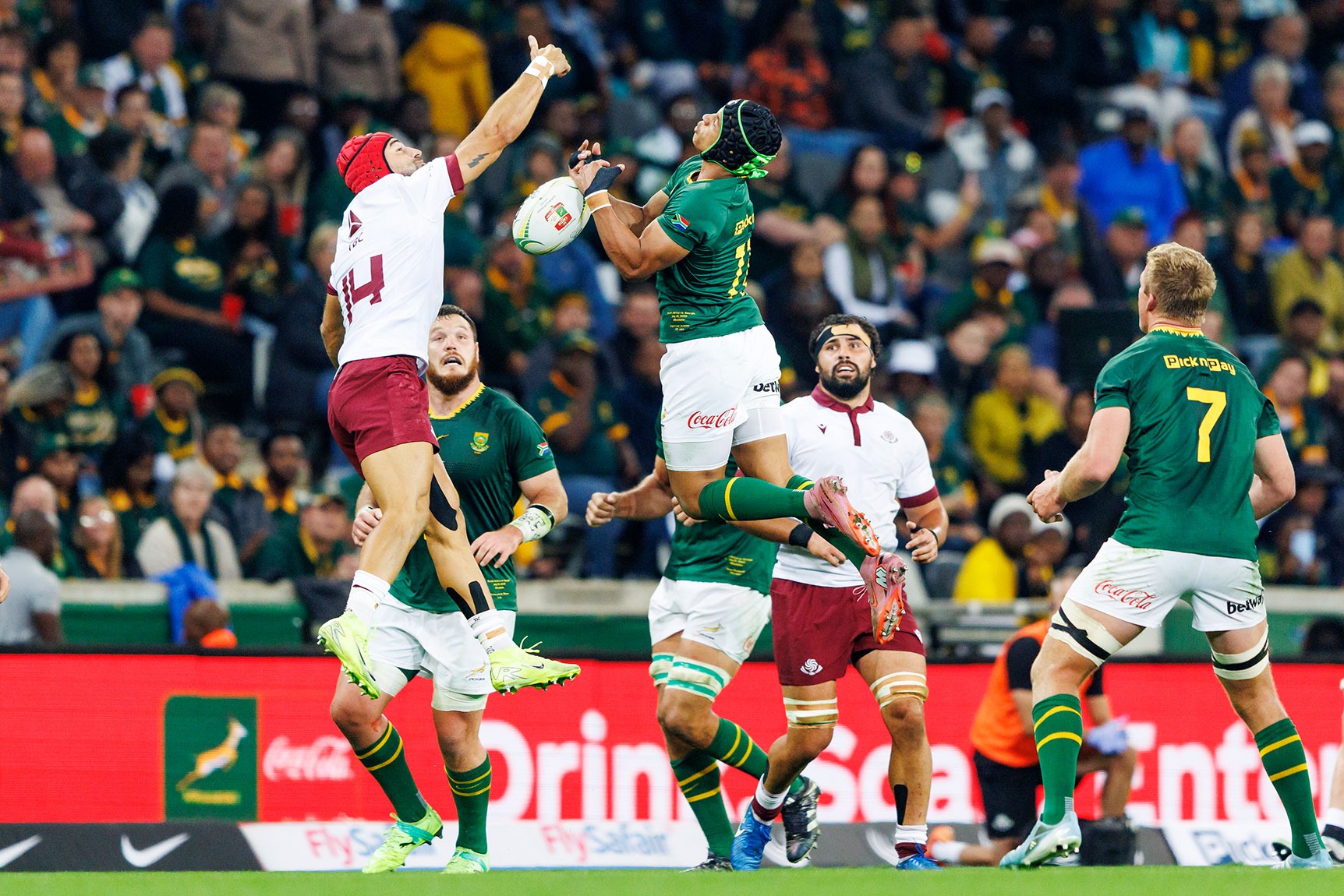 Bok wing Kurt-Lee Arendse competes for the high ball with Georgia’s Akaki Tabutsadze in Nelspruit in 2025. Contestable kicks will be one of the subjects under discussion at the Shape of the Game conference. (Photo: Dirk Kotze / Gallo Images)