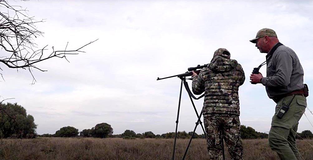 Wicus Diedericks (right) supervises a buffalo hunt at his ranch in the Northern Cape. (Photo: Rockwood website)