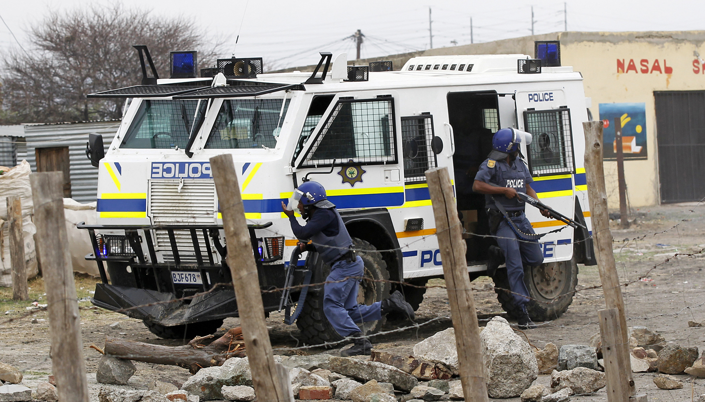 Police arrive to disperse miners at Lonmin's Marikana mine in South Africa's North West Province