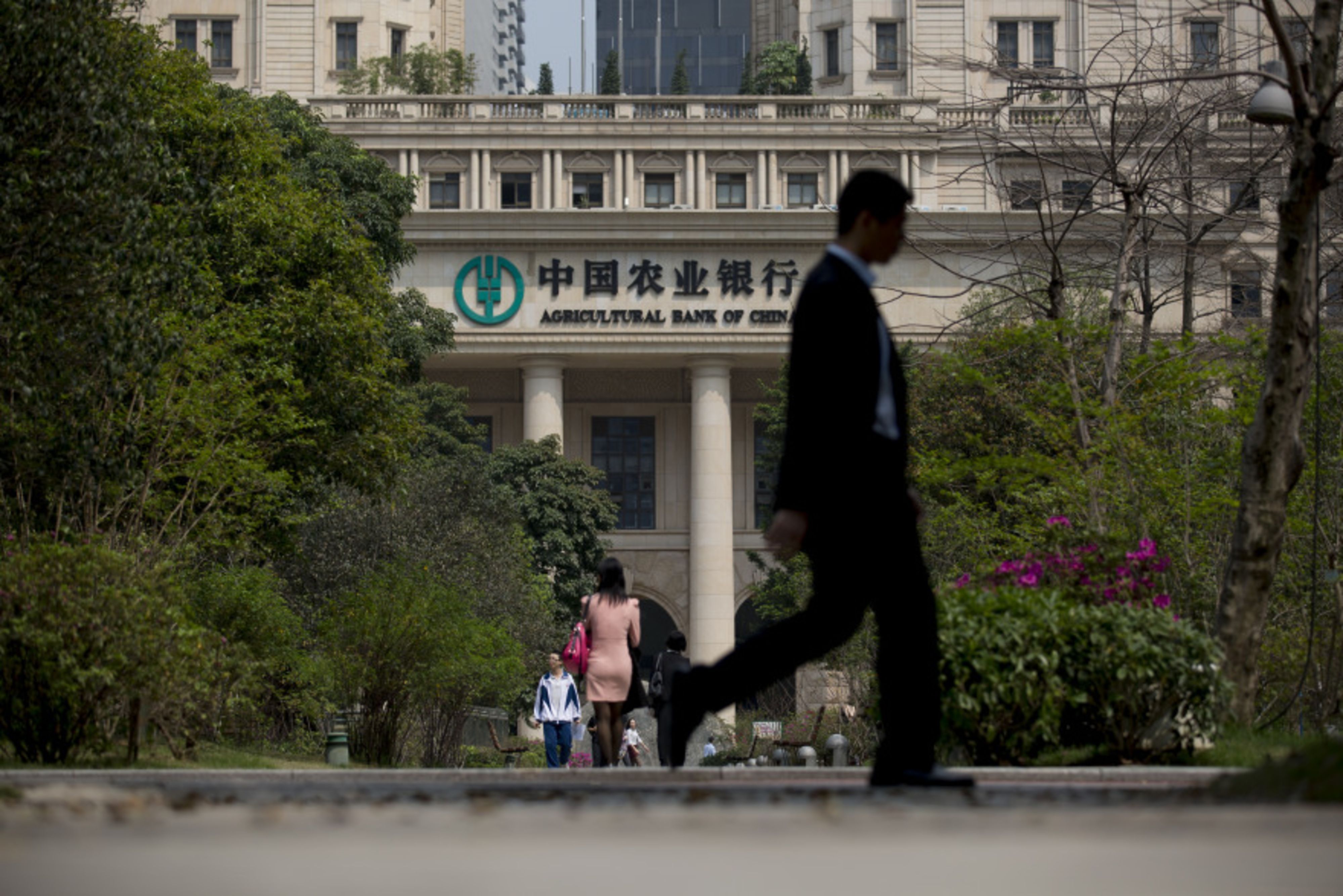 China’s Big Banks Drop After Posting Profit Gains of Below 3%
