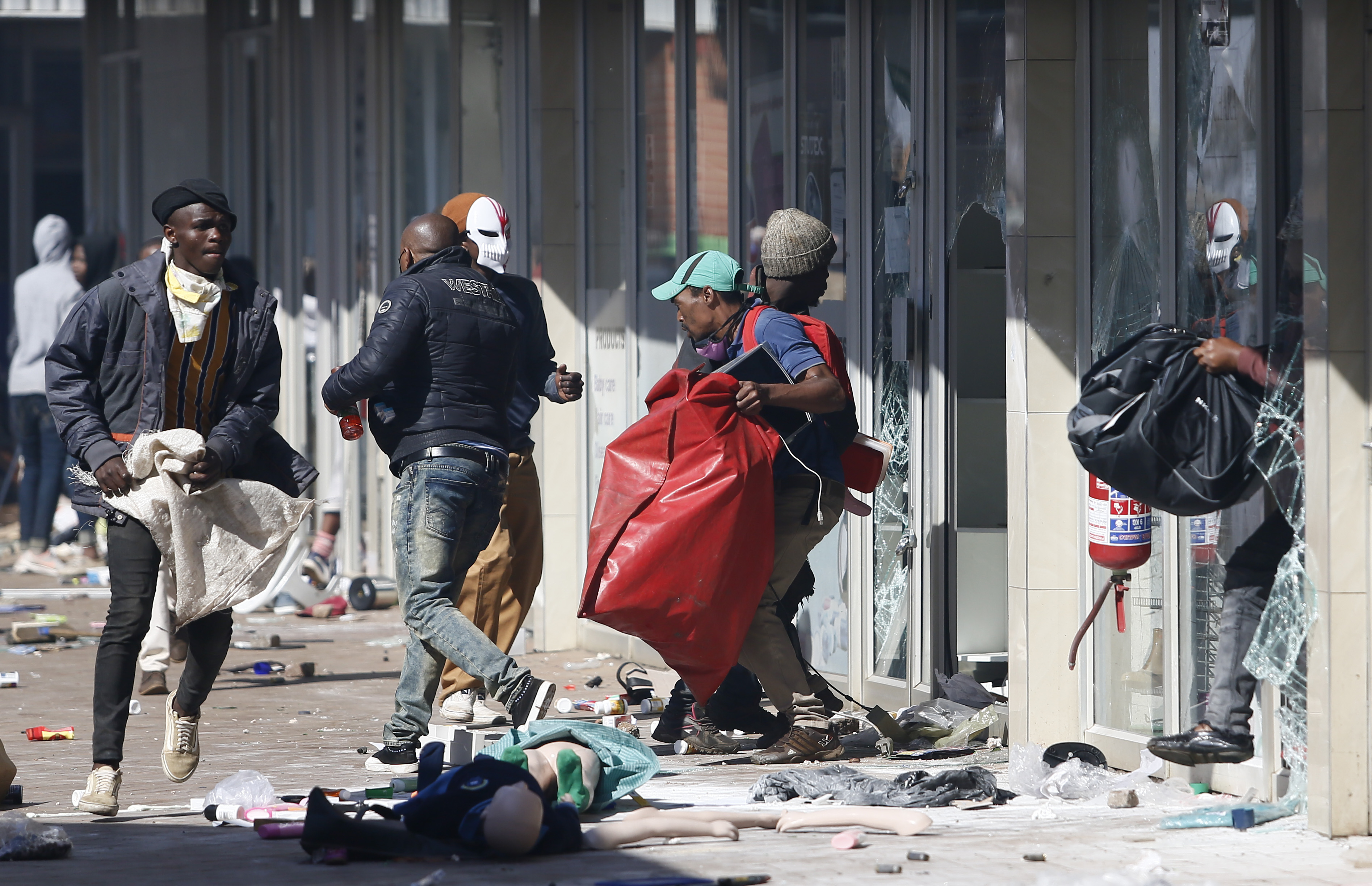 Looters should be granted amnesty, Cosatu’s Bheki Ntshalintshali tells Defend Our Democracy panel