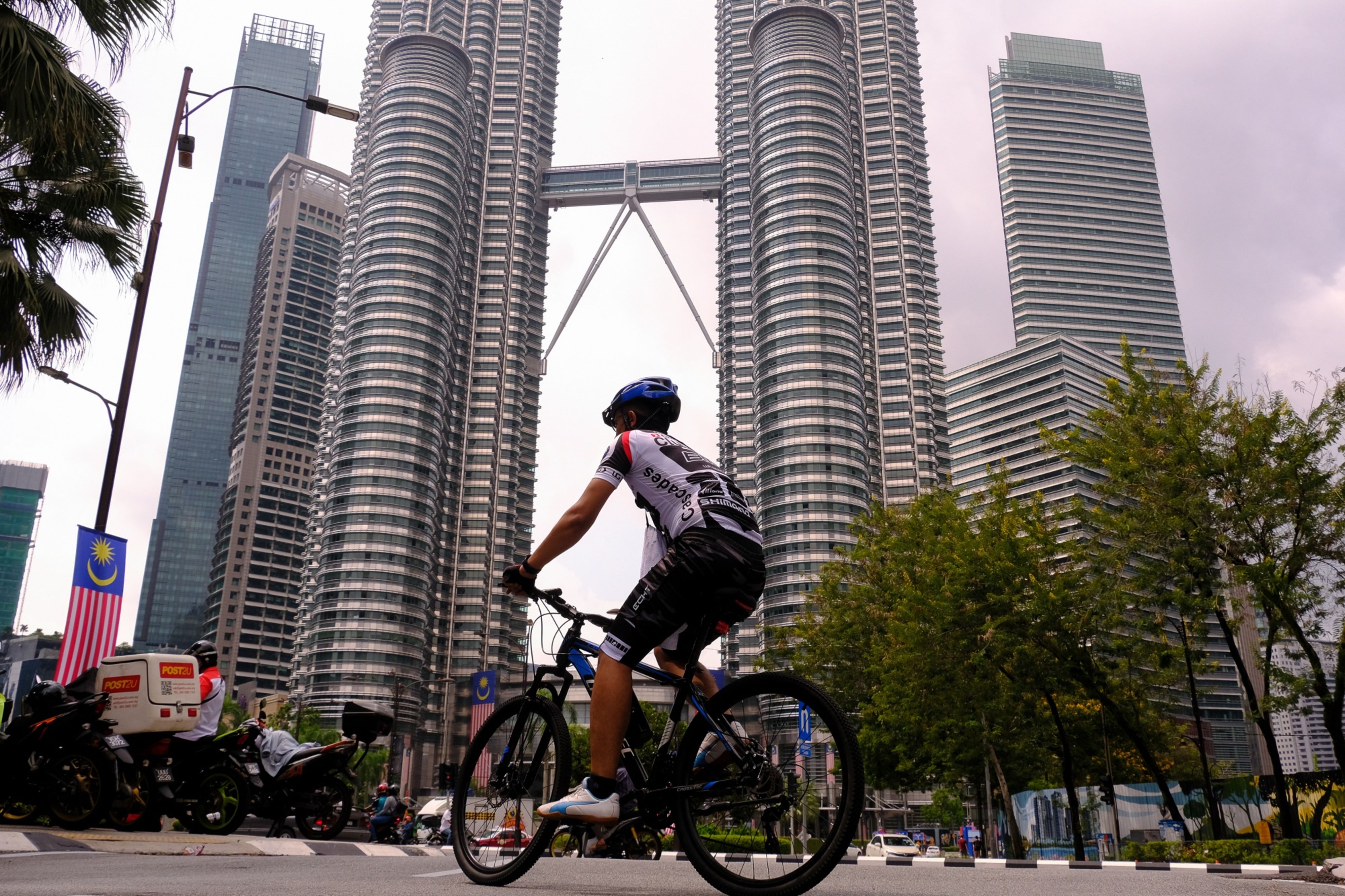 Fully-Inoculated Malaysians to Get Travel and Dine-In Perks