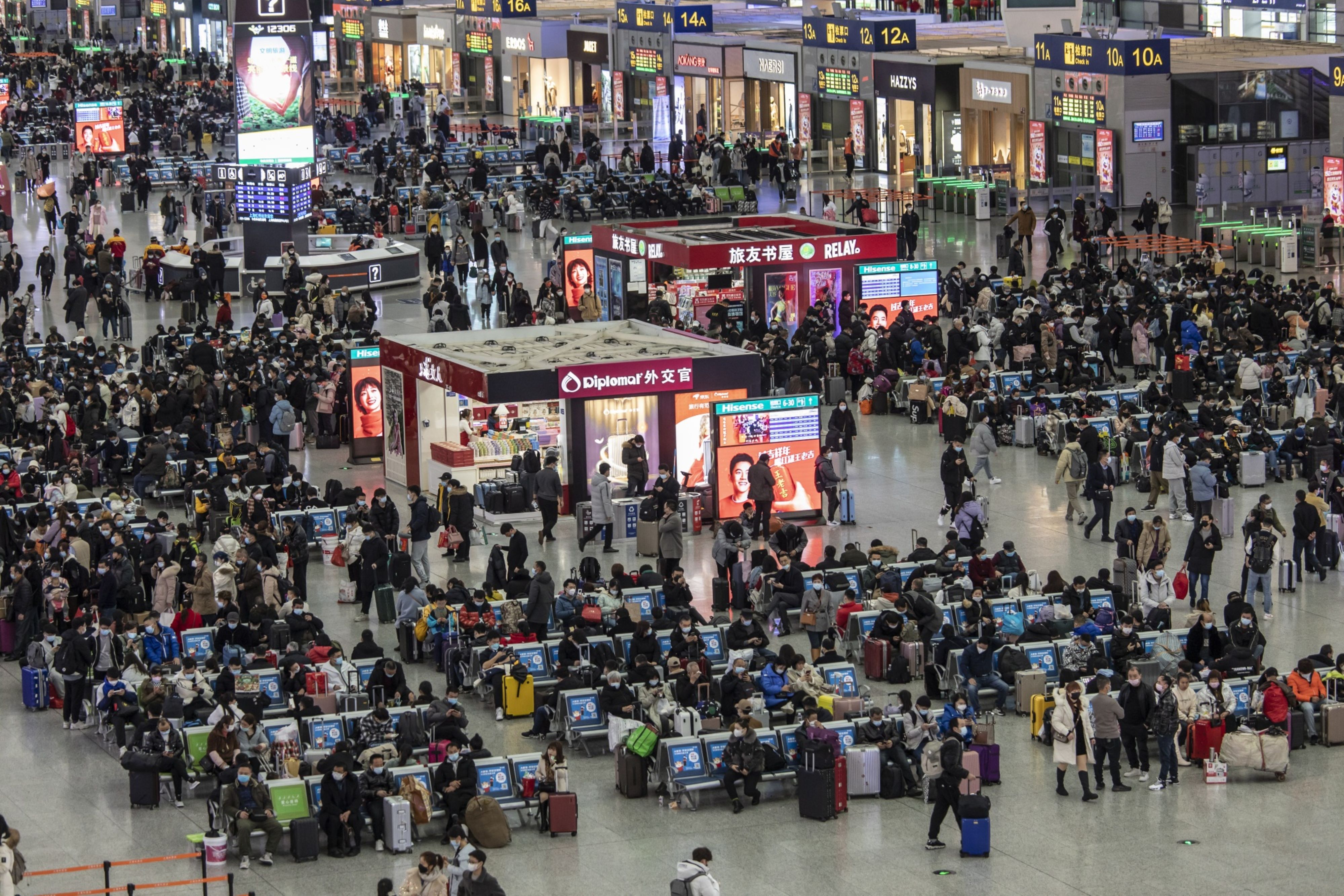 Pre-Lunar New Year Travel at Shanghai's Hongqiao Railway Station