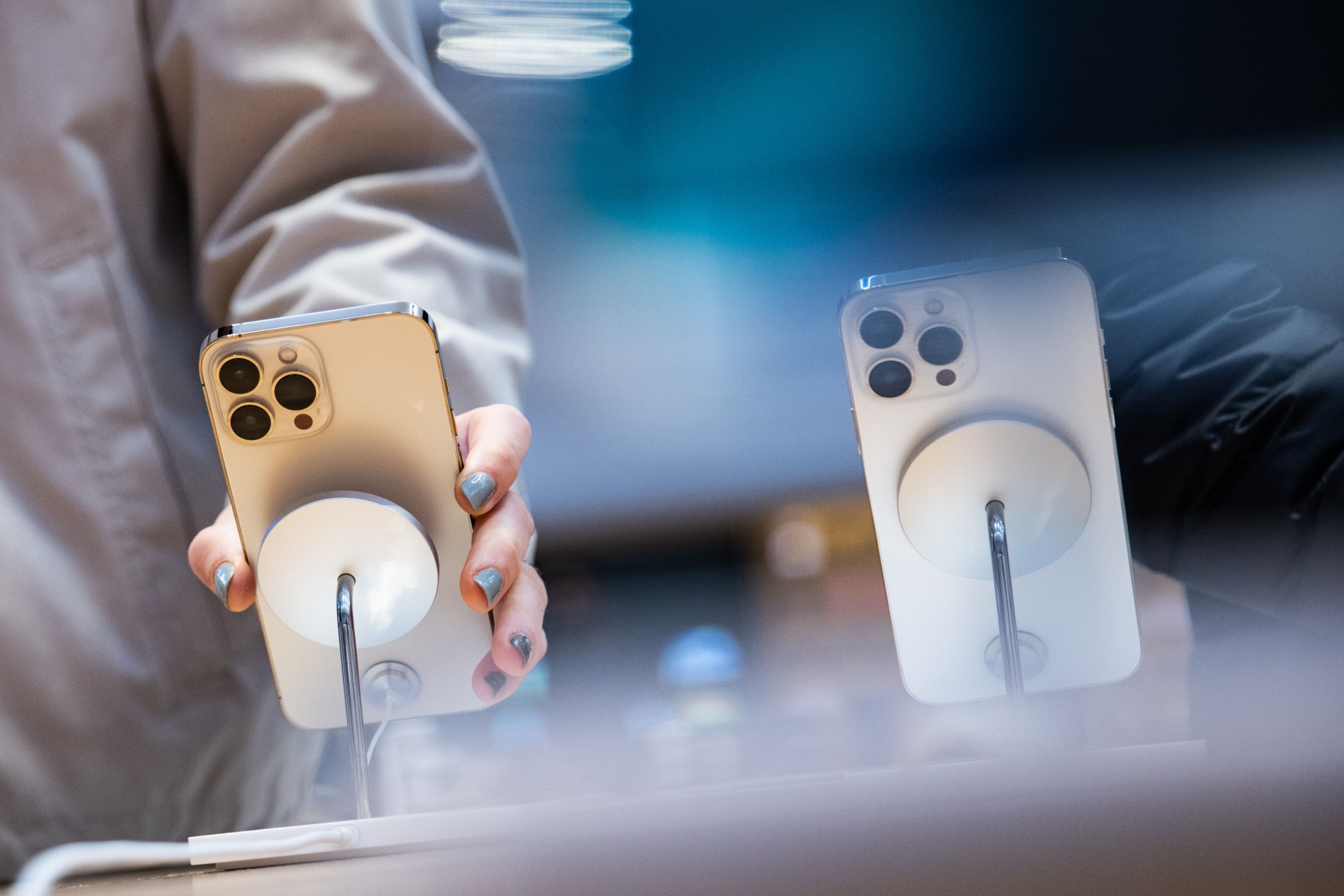 Apple to Launch Tap-to-Pay Feature in Challenge to Square