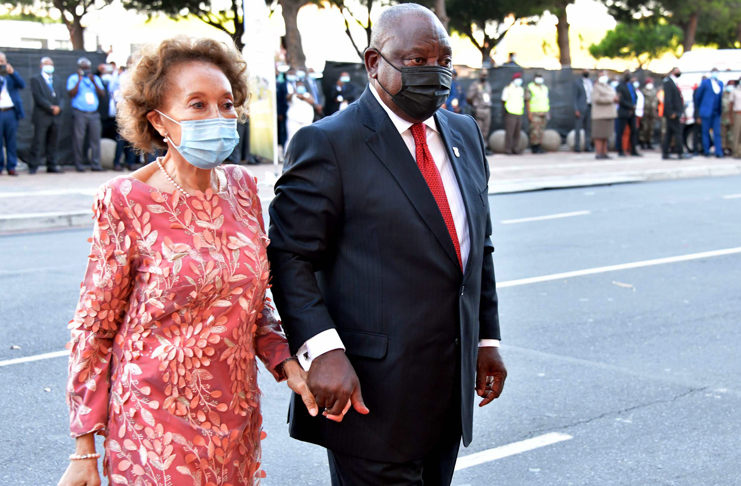 Stylish ensembles in short supply as the president makes a bold statement with his candy-apple red tie