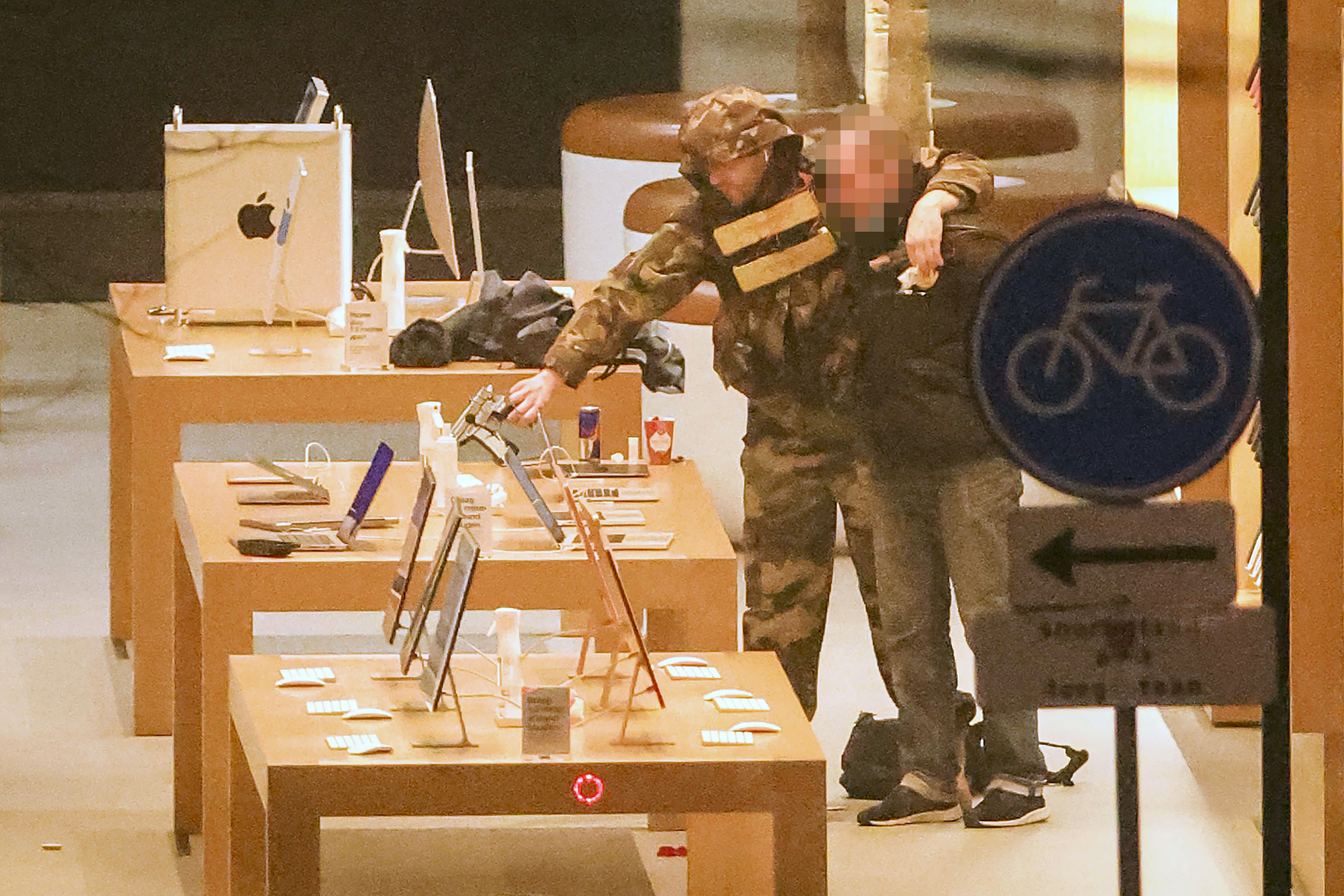 Amsterdam police end hostage situation at Apple flagship store