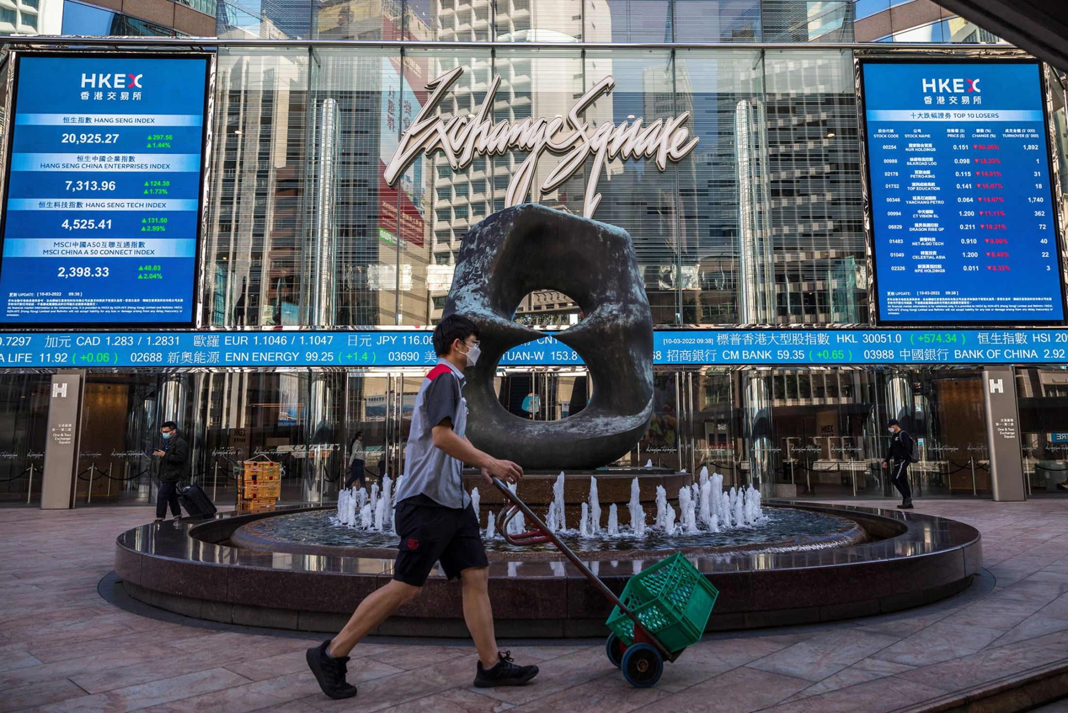China Tech Selloff Deepens as U.S. Delisting Fears Alarm Traders