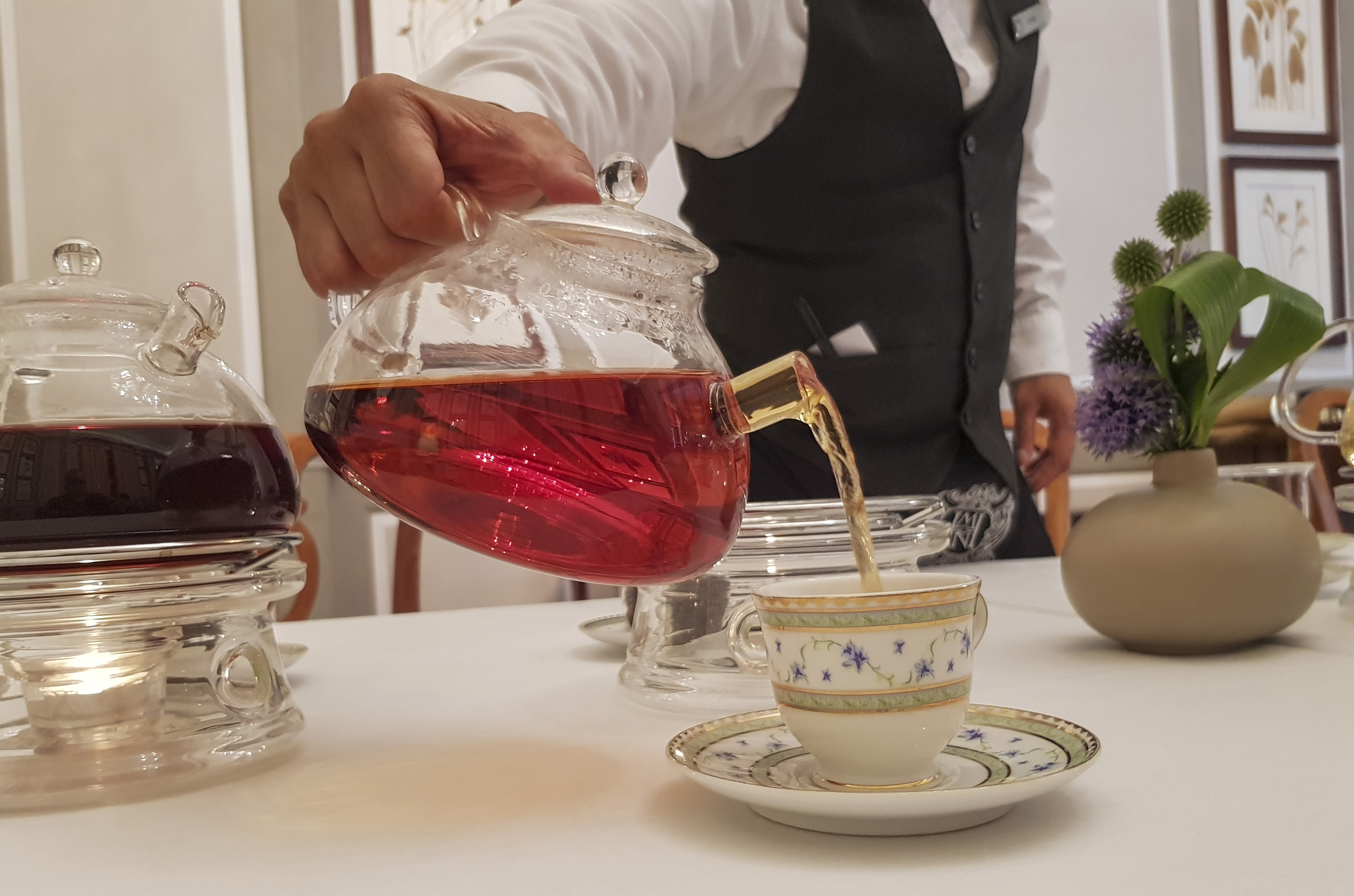 Kit-tea-7-pouring-Mount-Nelson-blend