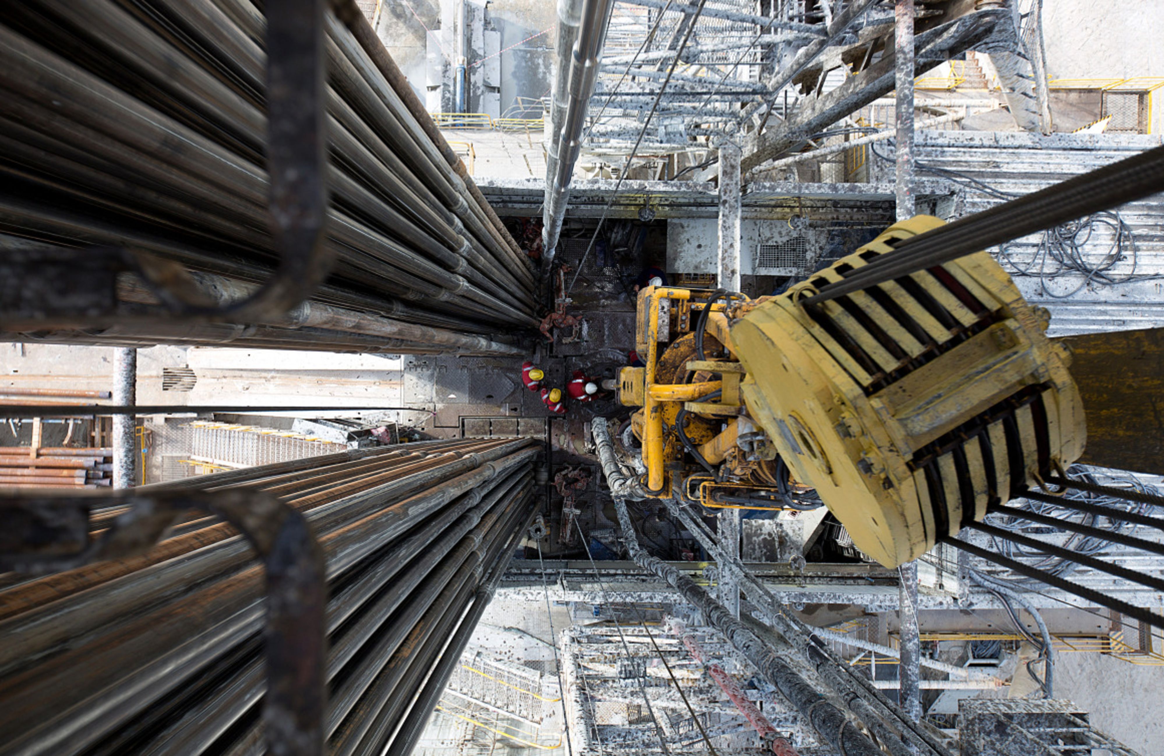 Oil Sinks Toward $100 as EU Avoids Curbs on Crude, Dollar Gains